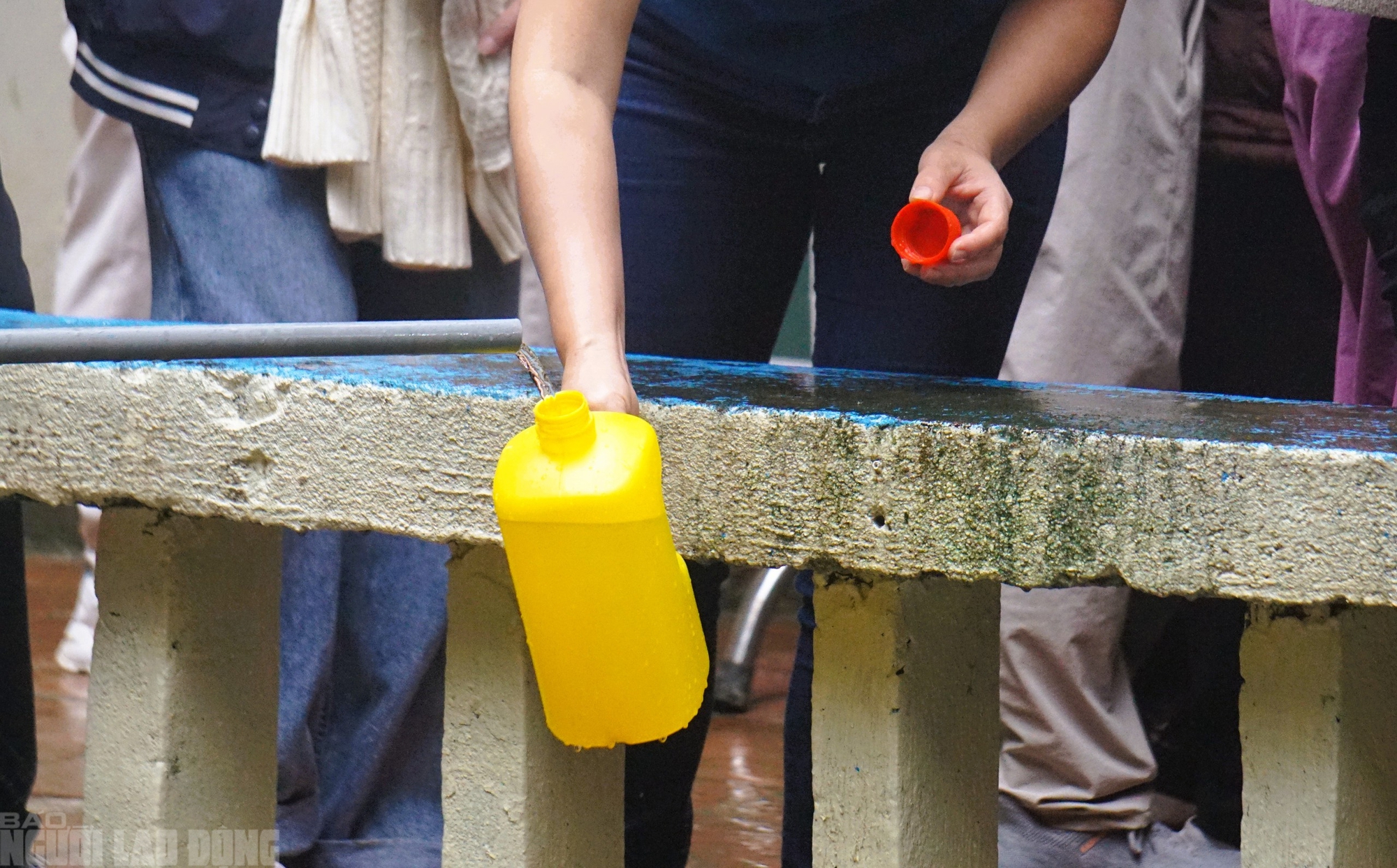 H&agrave;ng vạn du kh&aacute;ch đổ về ng&ocirc;i đền thi&ecirc;ng dưới ch&acirc;n n&uacute;i Nưa xin "nước th&aacute;nh"- Ảnh 14.