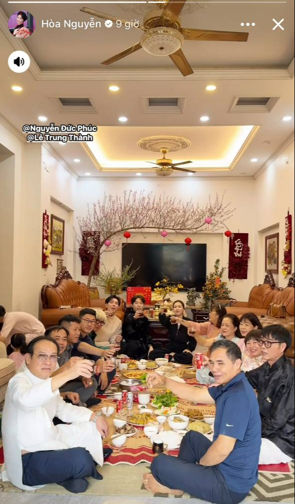 Hoa d&acirc;m bụt giữ chuỗi gặp mặt đầu năm, 3 gia đ&igrave;nh sum vầy đầu xu&acirc;n- Ảnh 2.