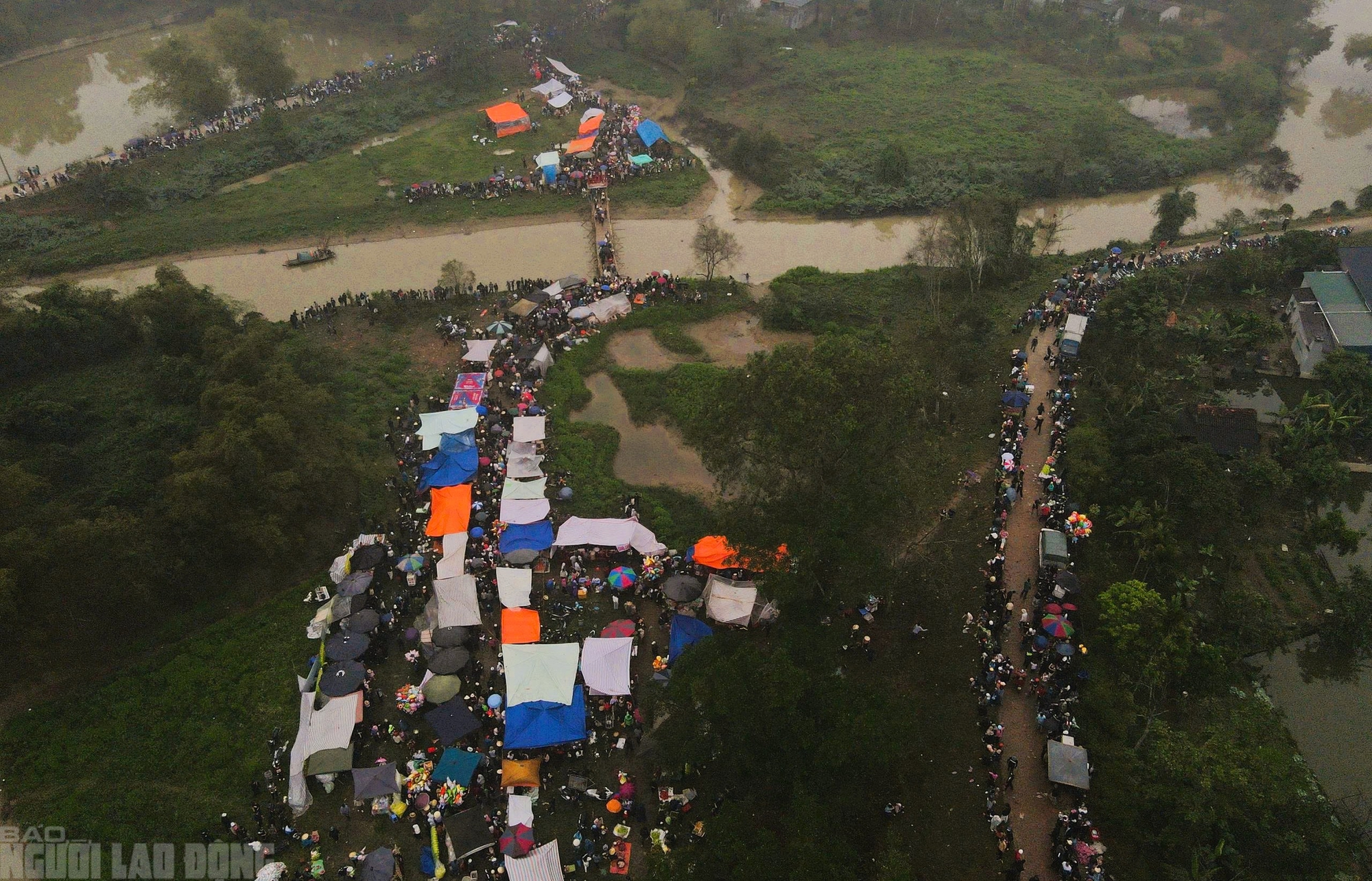 Cứ nhằm m&ugrave;ng 6 Tết, người d&acirc;n lại k&eacute;o nhau đi chợ "choảng nhau" cầu may- Ảnh 1.