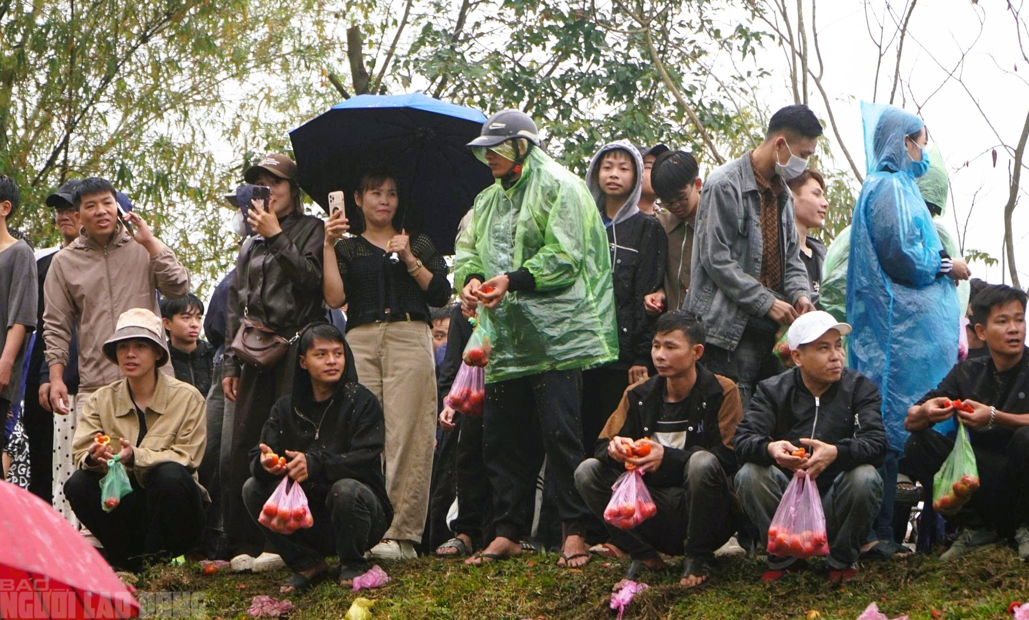 Cứ nhằm m&ugrave;ng 6 Tết, người d&acirc;n lại k&eacute;o nhau đi chợ "choảng nhau" cầu may- Ảnh 5.