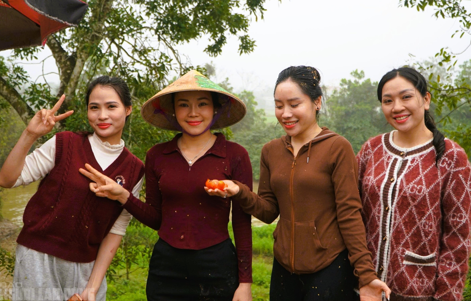 Cứ nhằm m&ugrave;ng 6 Tết, người d&acirc;n lại k&eacute;o nhau đi chợ "choảng nhau" cầu may- Ảnh 6.