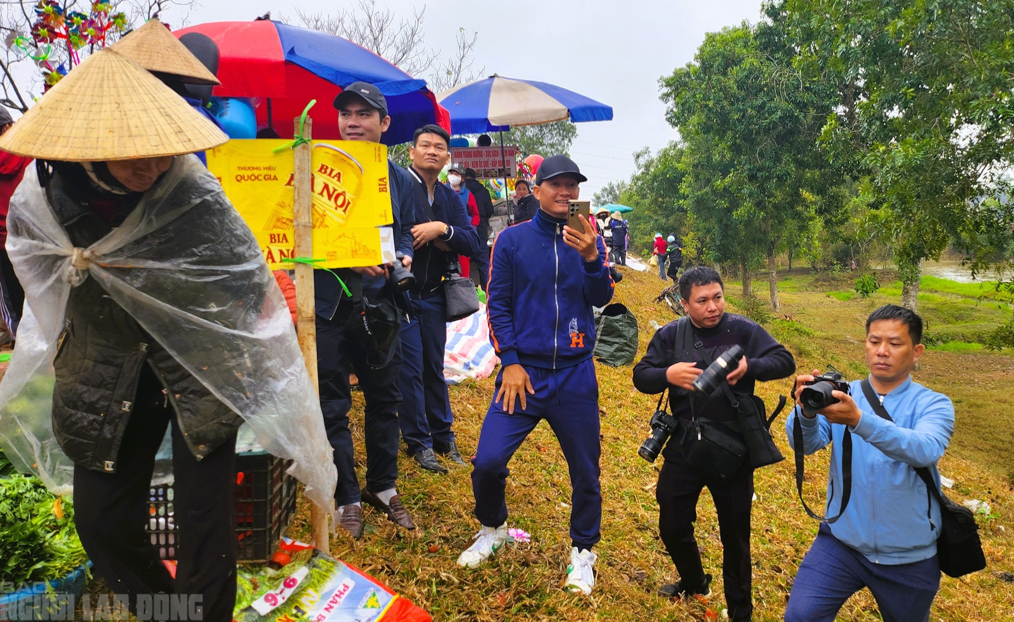Cứ nhằm m&ugrave;ng 6 Tết, người d&acirc;n lại k&eacute;o nhau đi chợ "choảng nhau" cầu may- Ảnh 12.