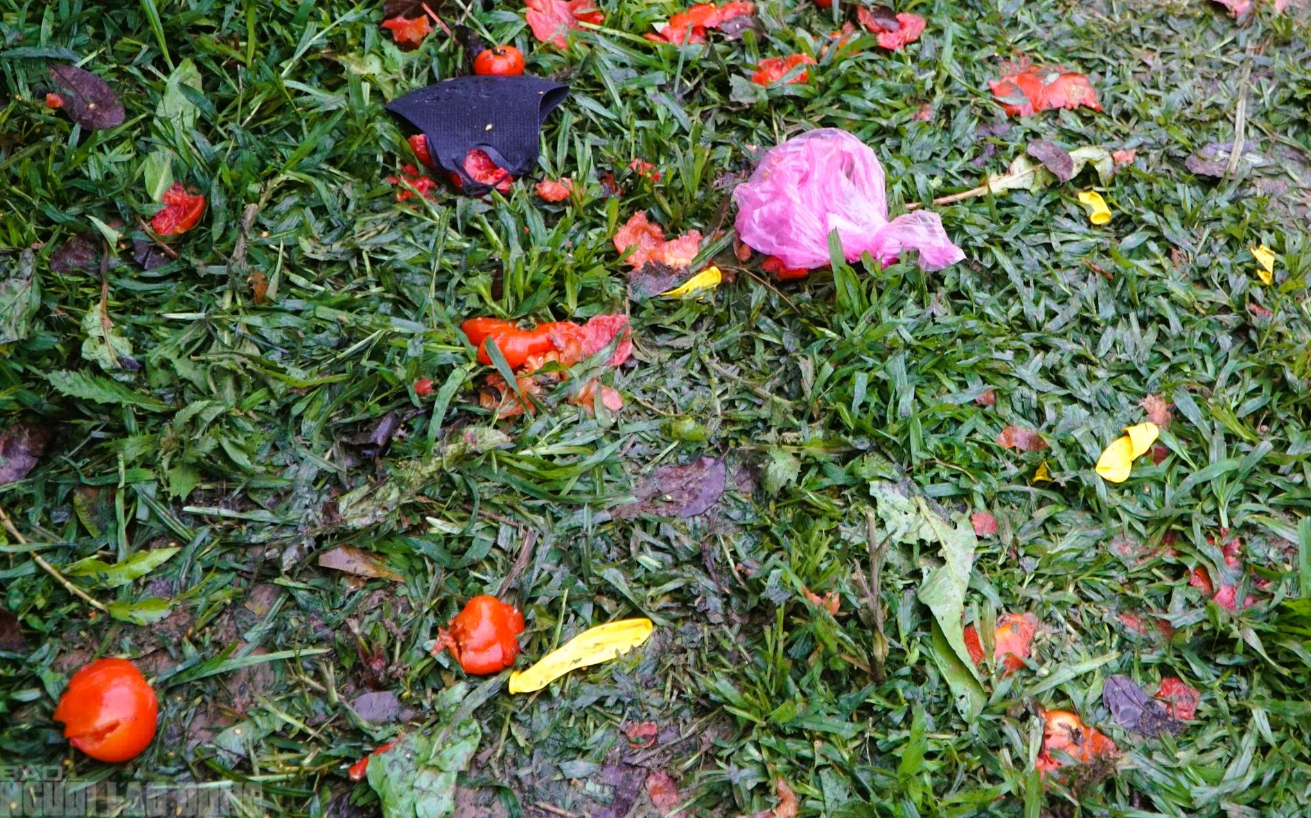 Cứ nhằm m&ugrave;ng 6 Tết, người d&acirc;n lại k&eacute;o nhau đi chợ "choảng nhau" cầu may- Ảnh 13.