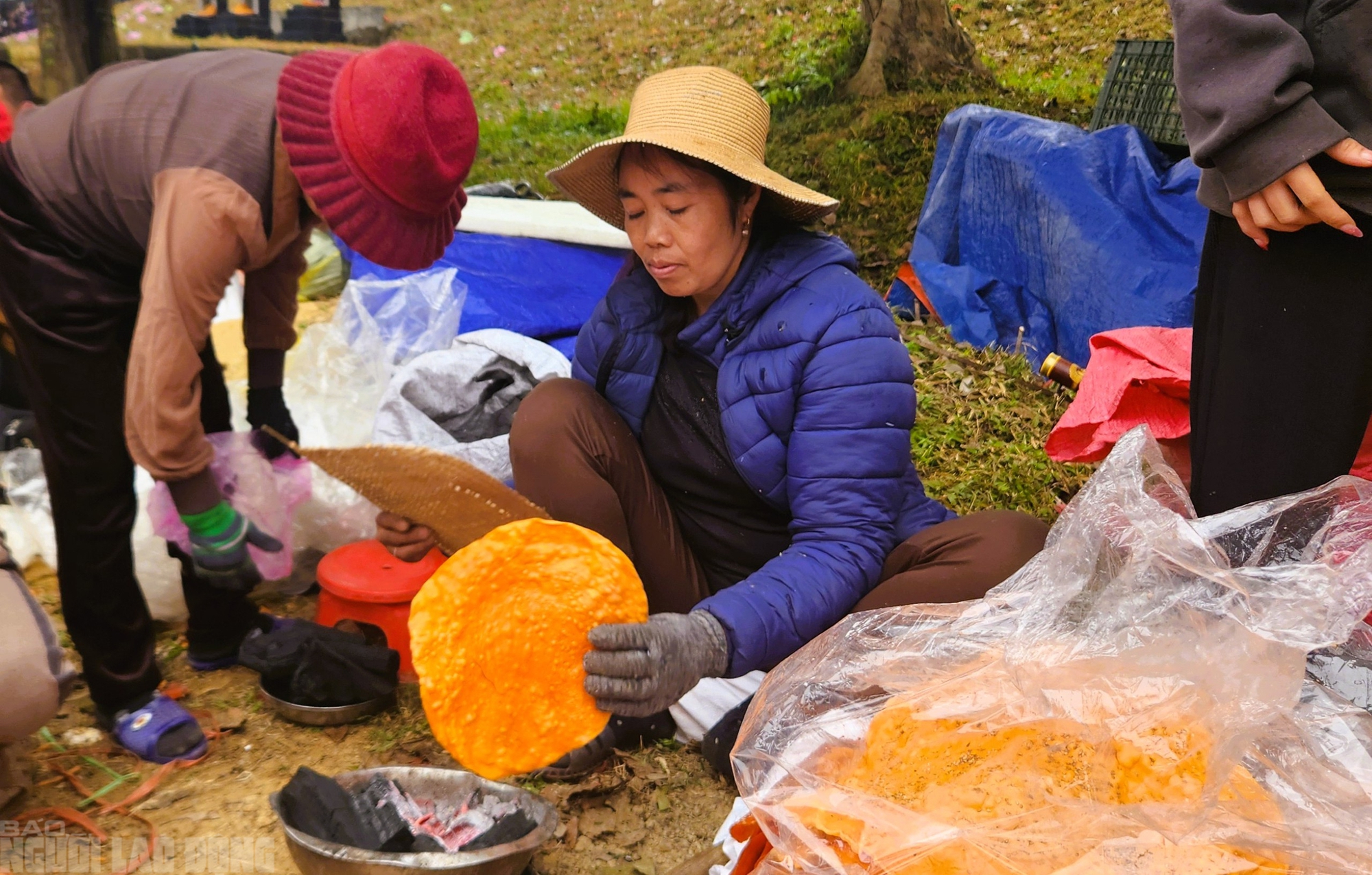 Cứ nhằm m&ugrave;ng 6 Tết, người d&acirc;n lại k&eacute;o nhau đi chợ "choảng nhau" cầu may- Ảnh 14.