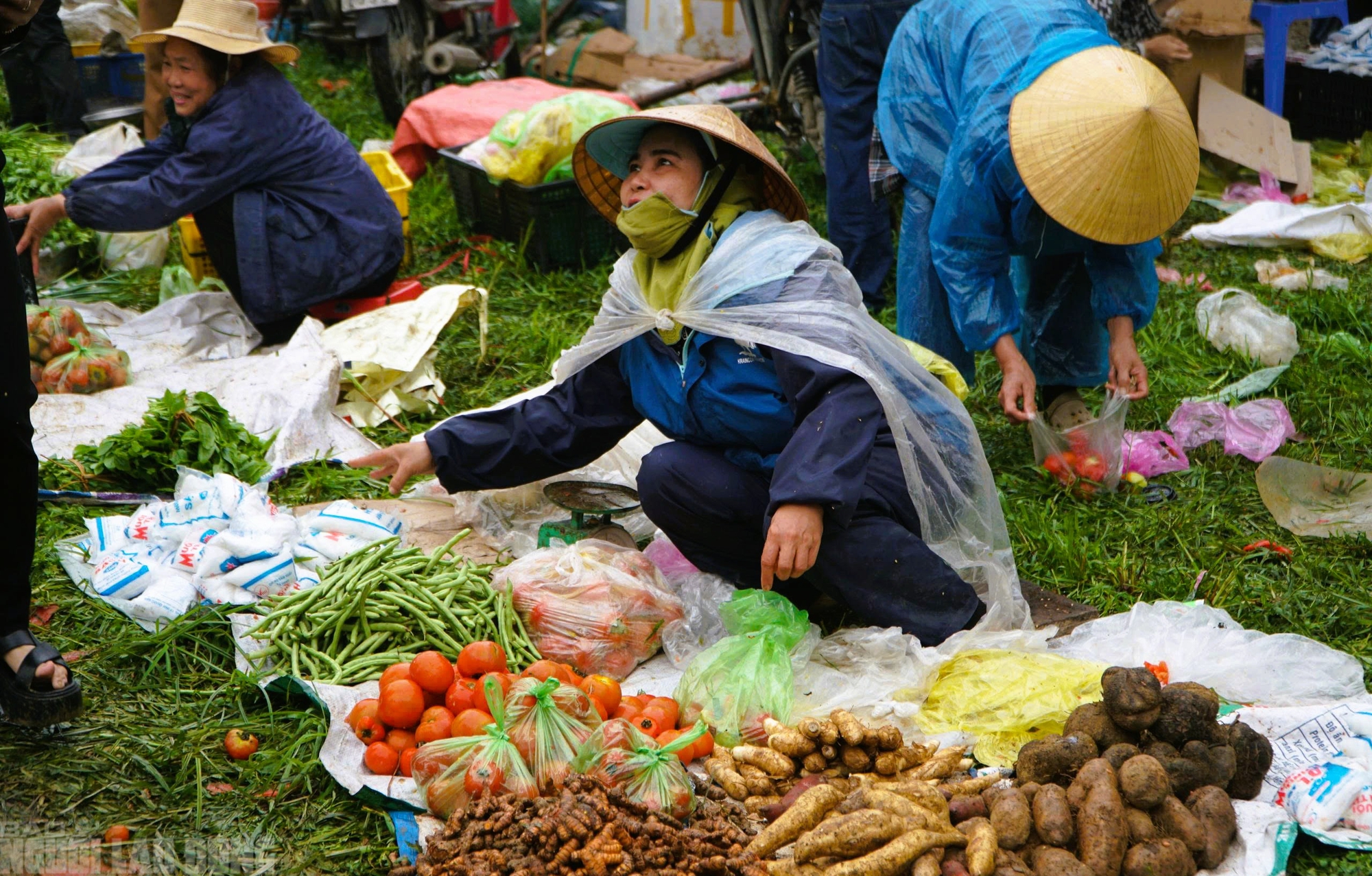 Cứ nhằm m&ugrave;ng 6 Tết, người d&acirc;n lại k&eacute;o nhau đi chợ "choảng nhau" cầu may- Ảnh 15.