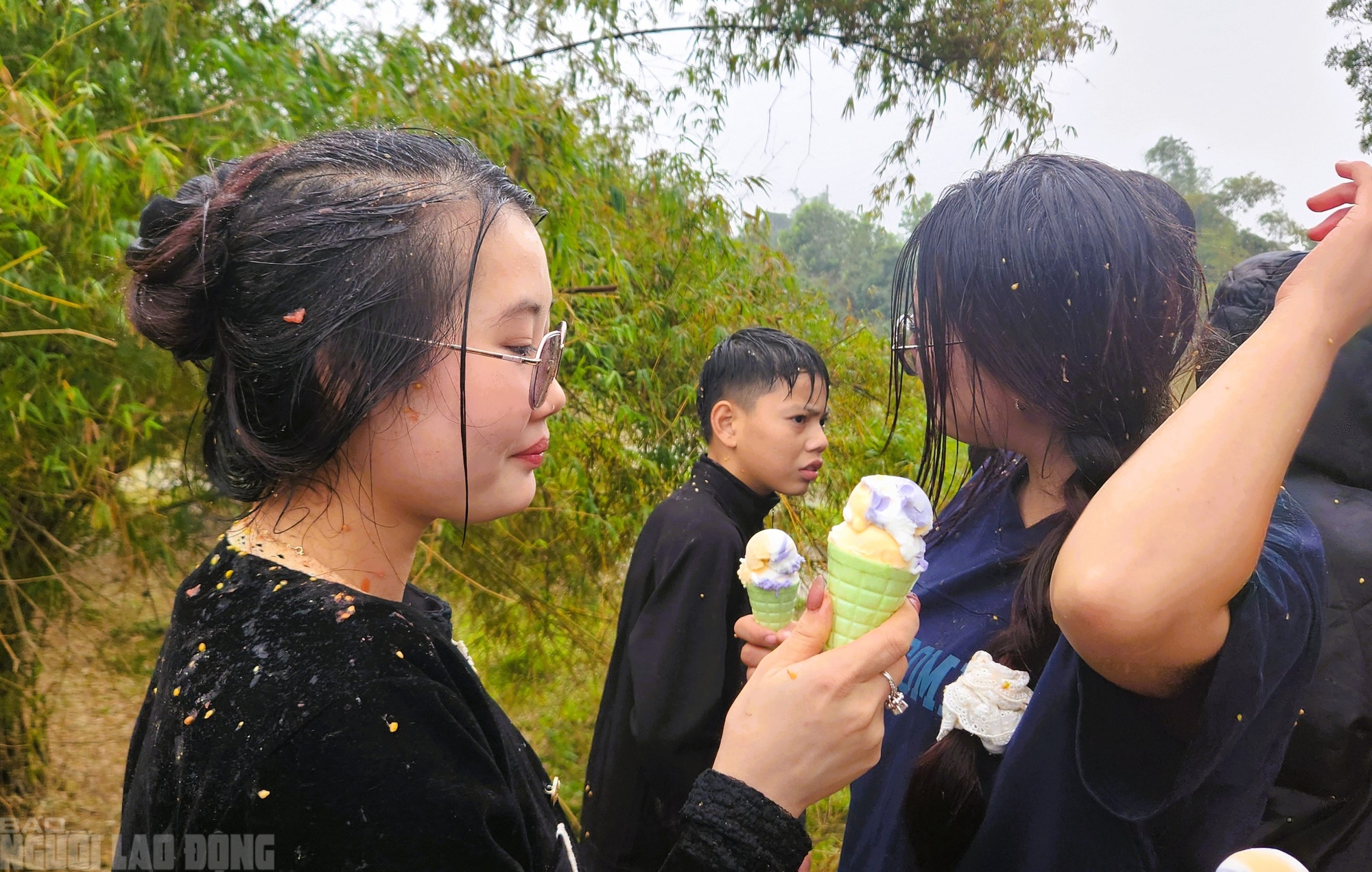 Cứ nhằm m&ugrave;ng 6 Tết, người d&acirc;n lại k&eacute;o nhau đi chợ "choảng nhau" cầu may- Ảnh 7.