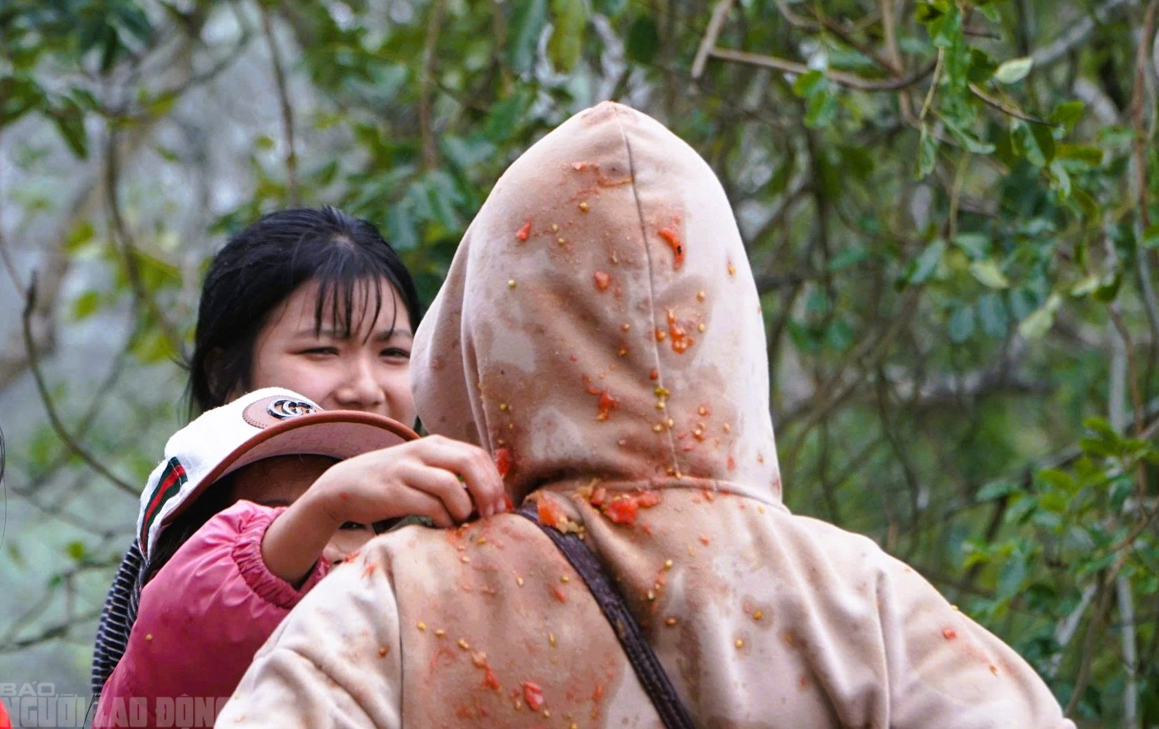 Cứ nhằm m&ugrave;ng 6 Tết, người d&acirc;n lại k&eacute;o nhau đi chợ "choảng nhau" cầu may- Ảnh 10.