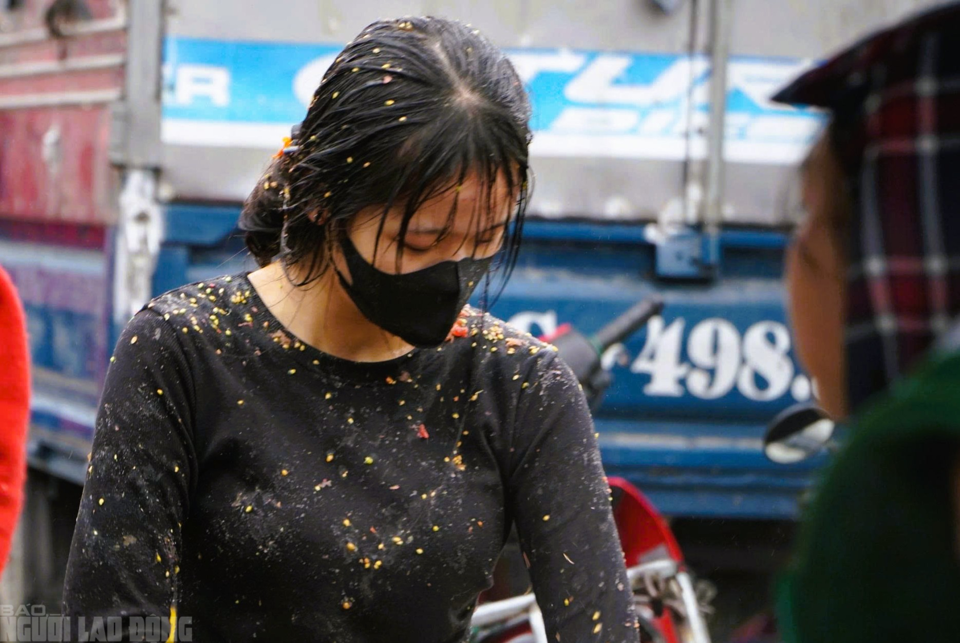 Cứ nhằm m&ugrave;ng 6 Tết, người d&acirc;n lại k&eacute;o nhau đi chợ "choảng nhau" cầu may- Ảnh 11.