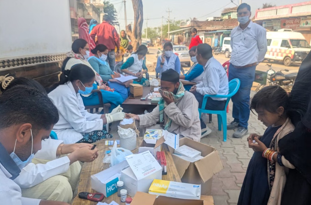 Ấn Độ lập trại y tế d&atilde; chiến, x&eacute;t nghiệm diện rộng sau khi 7 trẻ tử vong li&ecirc;n tiếp chỉ sau 48 giờ ph&aacute;t bệnh- Ảnh 4.