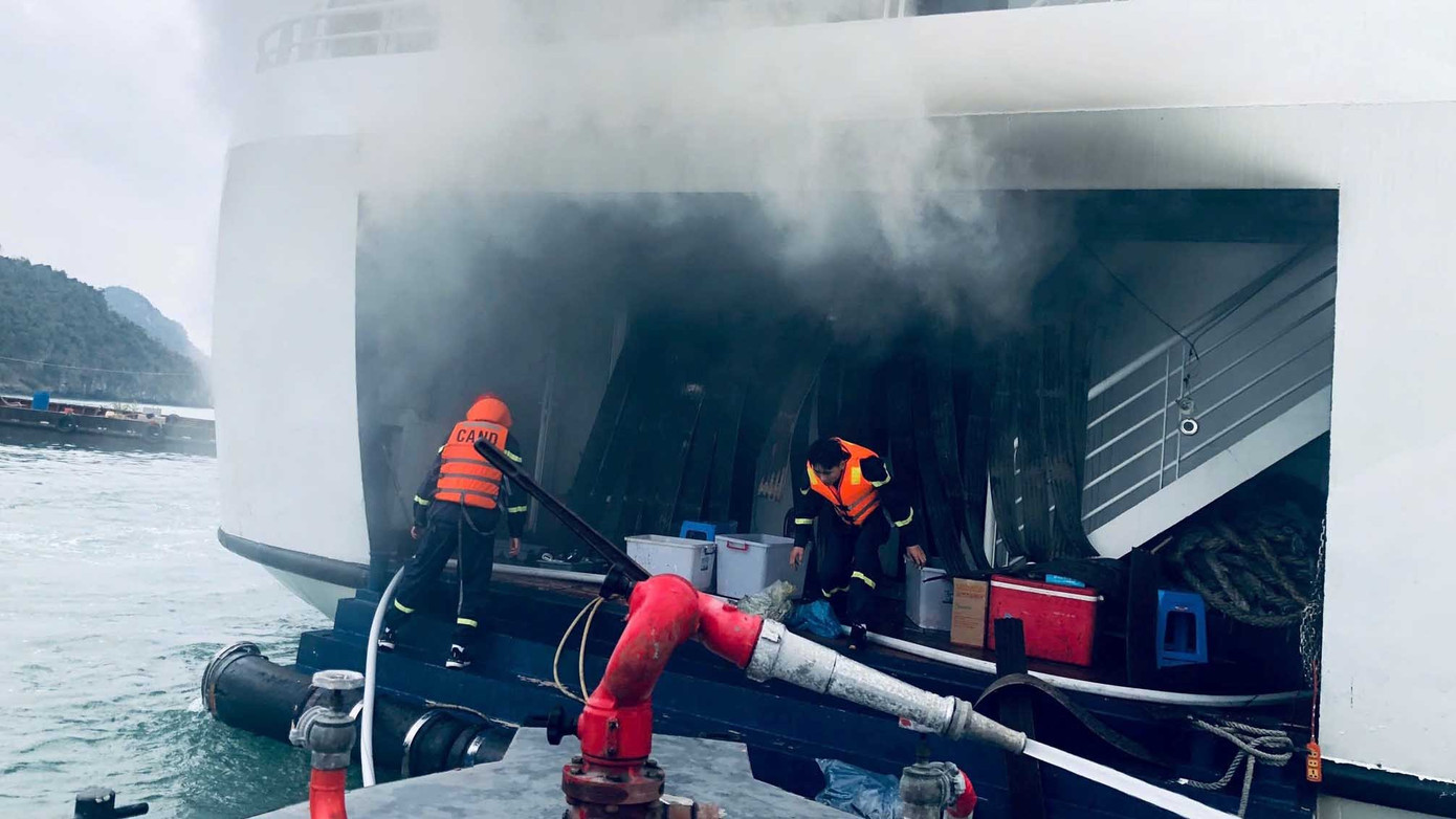 T&agrave;u du lịch ở C&aacute;t B&agrave; bốc ch&aacute;y giữa trưa, 32 người được giải cứu kịp thời- Ảnh 1.