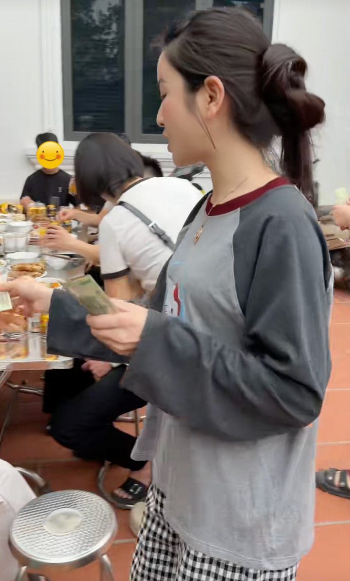 Chu Thanh Huyền cầm cả sấp 100k l&igrave; x&igrave; vẫn bị ch&ecirc; "keo kiệt" v&igrave;: Gi&agrave;u như vậy phải cho 500k?- Ảnh 2.