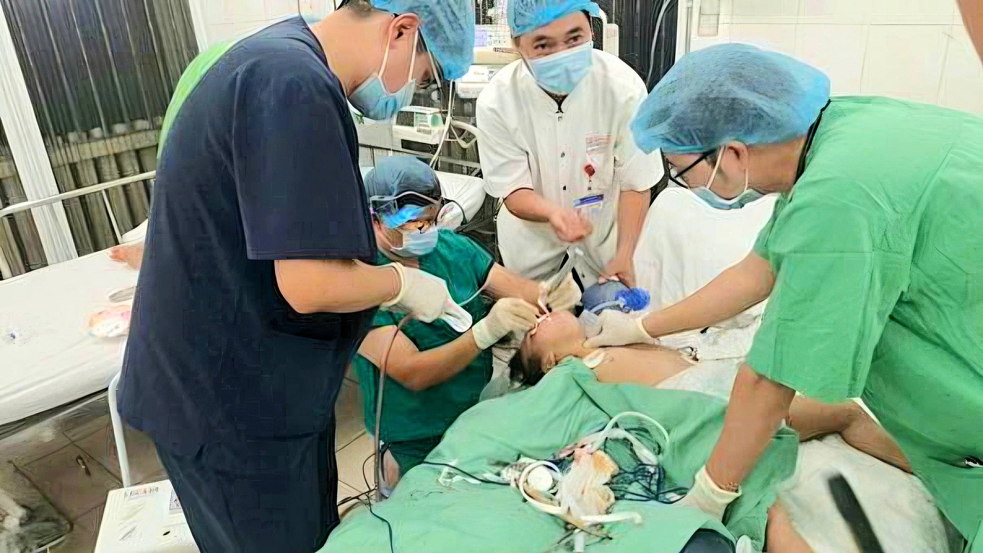 B&eacute; 3 tuổi nguy kịch v&igrave; loại hạt thường c&oacute; tr&ecirc;n b&agrave;n tiếp kh&aacute;ch dịp Tết- Ảnh 1.