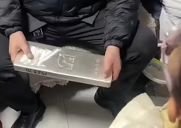 Cậu l&igrave; x&igrave; cho ch&aacute;u g&aacute;i 5 tuổi thỏi bạc 15kg trị gi&aacute; 1 tỷ đồng- Ảnh 1.