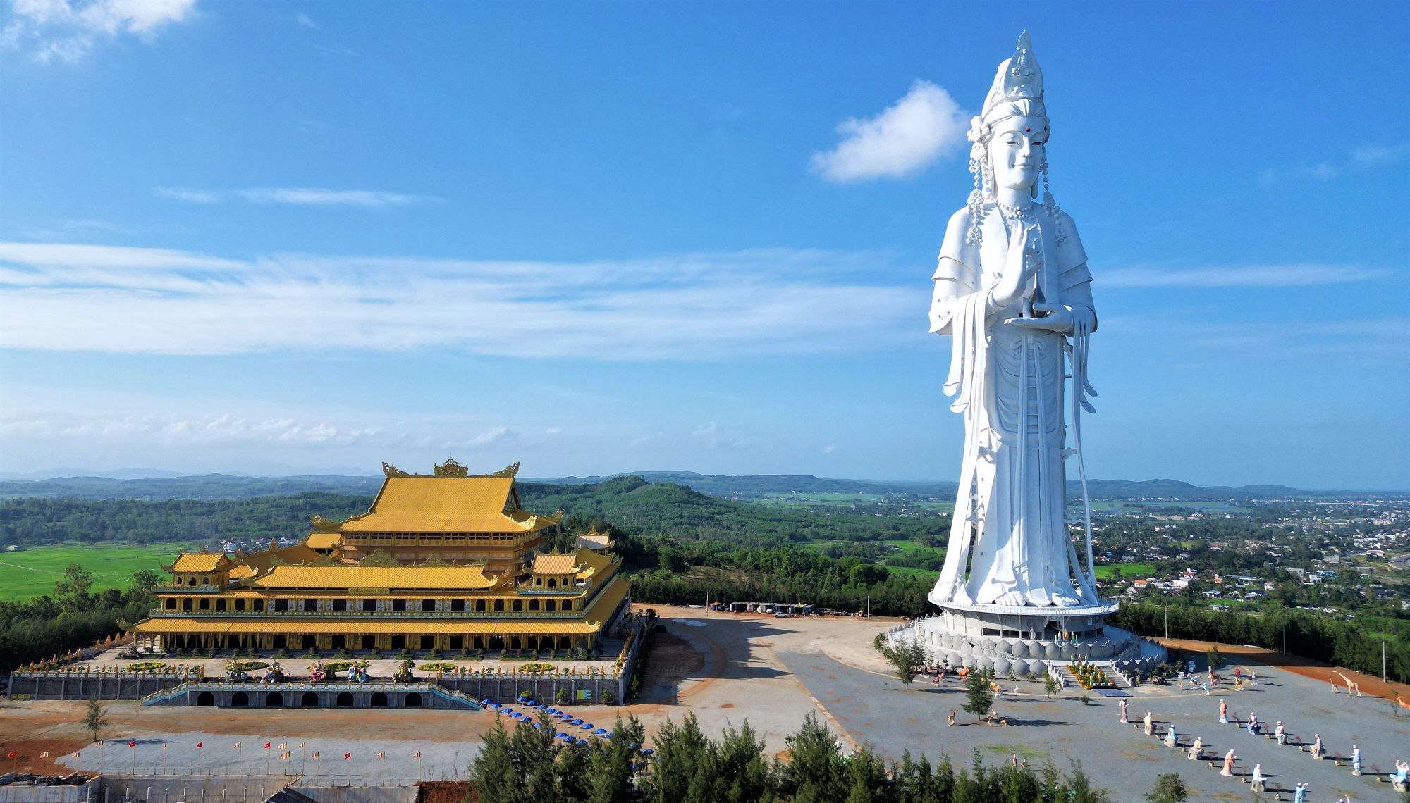 Cận cảnh ng&ocirc;i ch&ugrave;a c&oacute; tượng Quan &Acirc;m cao nhất Đ&ocirc;ng Nam &Aacute; ở Quảng Ng&atilde;i, từ đ&acirc;y c&oacute; thể nh&igrave;n thấy cả đảo L&yacute; Sơn- Ảnh 1.