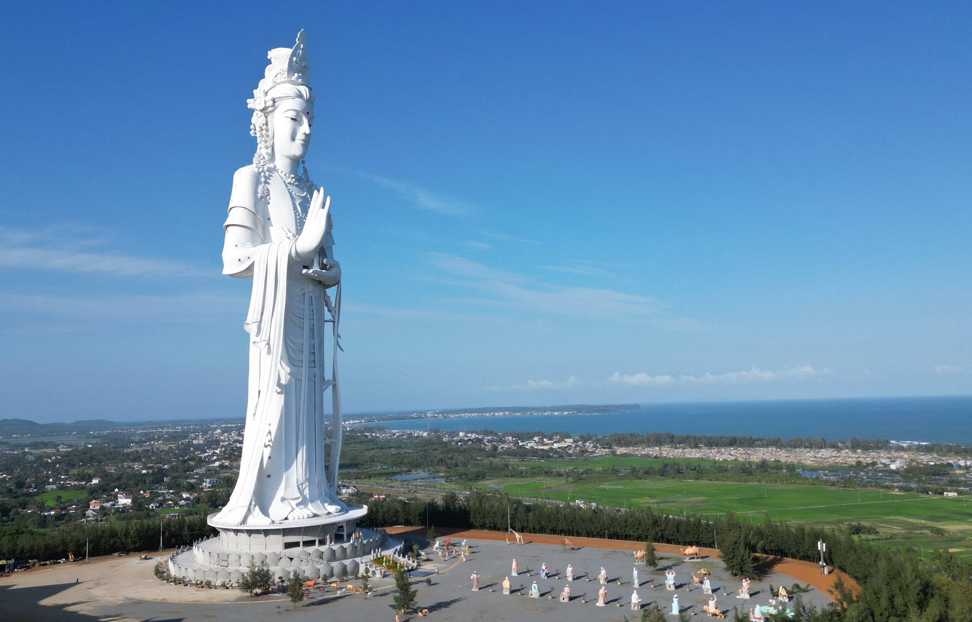 Cận cảnh ng&ocirc;i ch&ugrave;a c&oacute; tượng Quan &Acirc;m cao nhất Đ&ocirc;ng Nam &Aacute; ở Quảng Ng&atilde;i, từ đ&acirc;y c&oacute; thể nh&igrave;n thấy cả đảo L&yacute; Sơn- Ảnh 3.