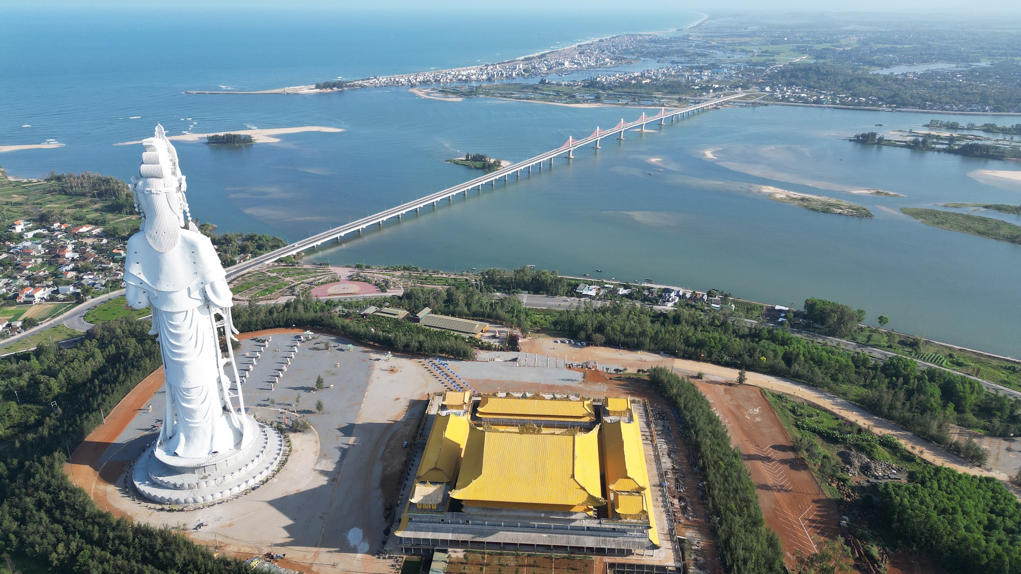 Cận cảnh ng&ocirc;i ch&ugrave;a c&oacute; tượng Quan &Acirc;m cao nhất Đ&ocirc;ng Nam &Aacute; ở Quảng Ng&atilde;i, từ đ&acirc;y c&oacute; thể nh&igrave;n thấy cả đảo L&yacute; Sơn- Ảnh 9.