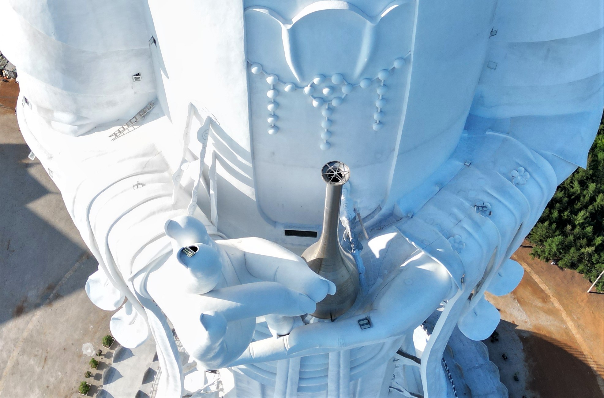 Cận cảnh ng&ocirc;i ch&ugrave;a c&oacute; tượng Quan &Acirc;m cao nhất Đ&ocirc;ng Nam &Aacute; ở Quảng Ng&atilde;i, từ đ&acirc;y c&oacute; thể nh&igrave;n thấy cả đảo L&yacute; Sơn- Ảnh 6.