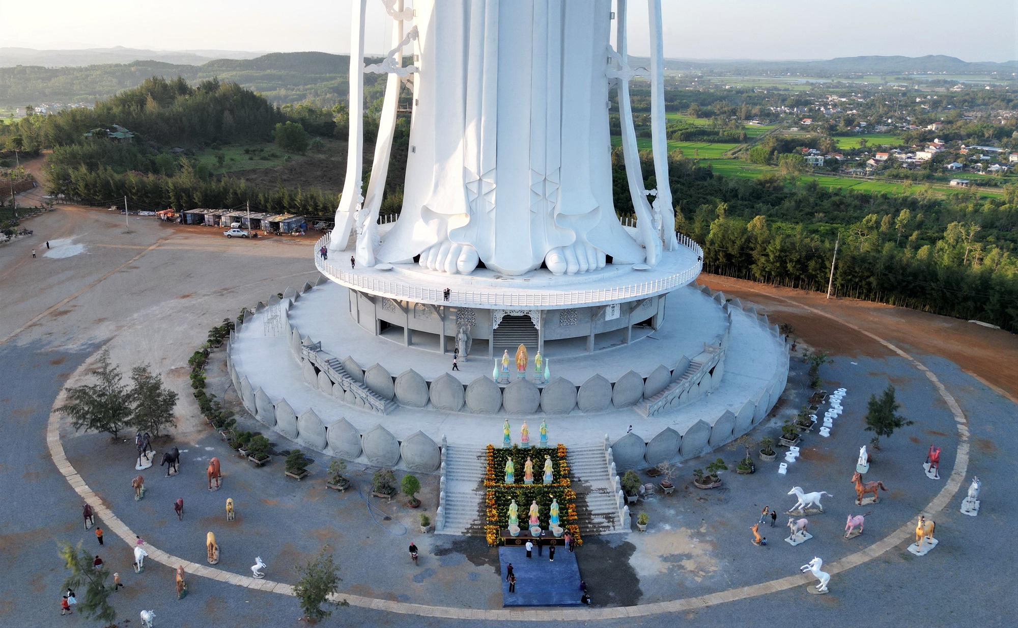 Cận cảnh ng&ocirc;i ch&ugrave;a c&oacute; tượng Quan &Acirc;m cao nhất Đ&ocirc;ng Nam &Aacute; ở Quảng Ng&atilde;i, từ đ&acirc;y c&oacute; thể nh&igrave;n thấy cả đảo L&yacute; Sơn- Ảnh 5.