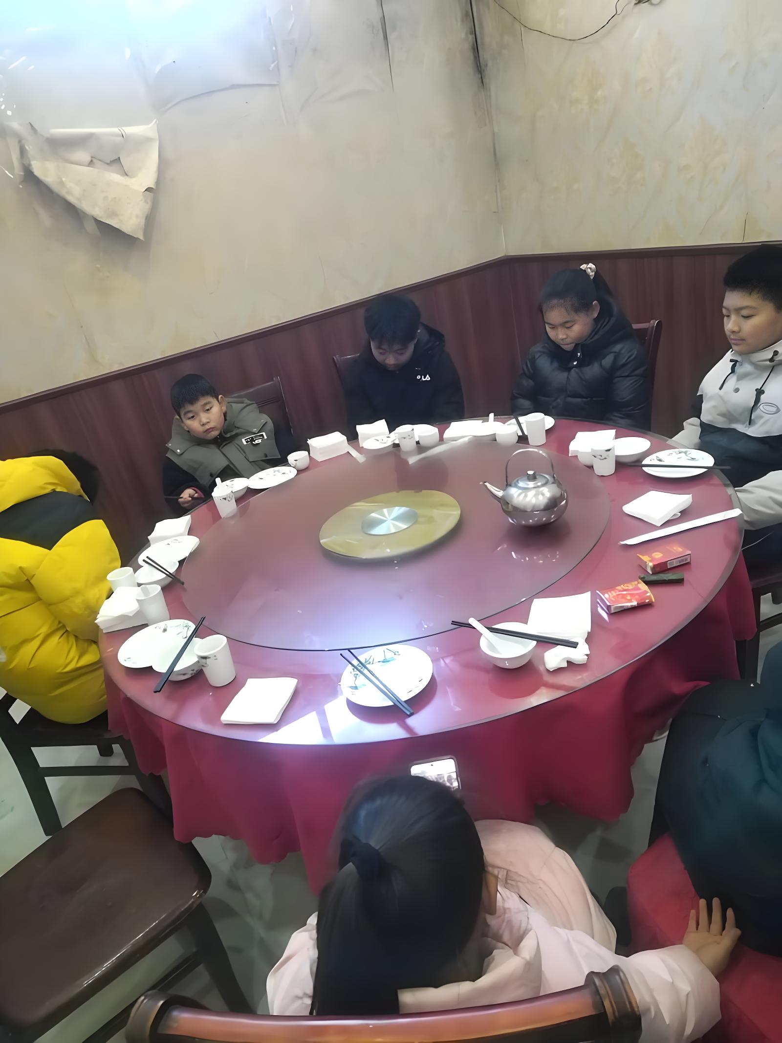 Một buổi li&ecirc;n hoan khiến t&ocirc;i nhận ra gia đ&igrave;nh kh&ocirc;ng c&oacute; quy tắc c&ograve;n đ&aacute;ng sợ hơn cả ngh&egrave;o đ&oacute;i- Ảnh 3.