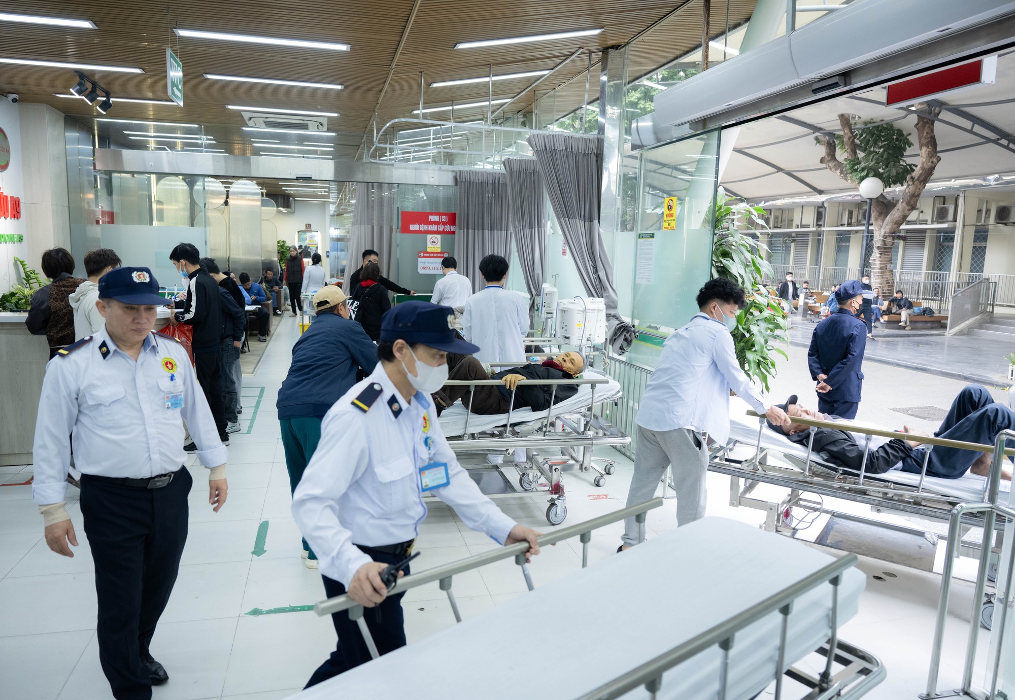 Trung t&acirc;m Cấp cứu A9, Bệnh viện Bạch Mai những ng&agrave;y qua: 80 nh&acirc;n vi&ecirc;n căng m&igrave;nh cứu sống bệnh nh&acirc;n, bỏ qu&ecirc;n c&aacute;i Tết ở ph&iacute;a sau- Ảnh 2.