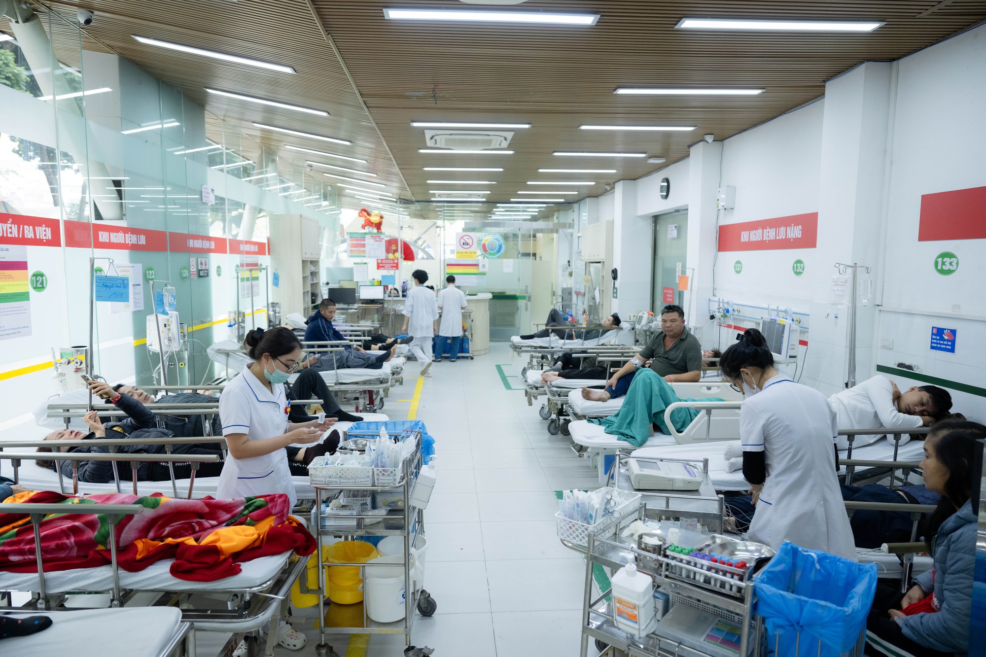 Trung t&acirc;m Cấp cứu A9, Bệnh viện Bạch Mai những ng&agrave;y qua: 80 nh&acirc;n vi&ecirc;n căng m&igrave;nh cứu sống bệnh nh&acirc;n, bỏ qu&ecirc;n c&aacute;i Tết ở ph&iacute;a sau- Ảnh 4.