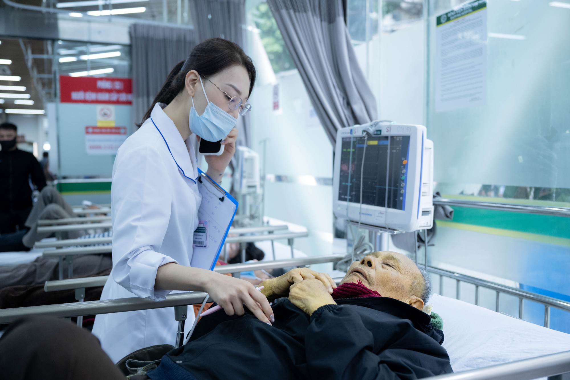 Trung t&acirc;m Cấp cứu A9, Bệnh viện Bạch Mai những ng&agrave;y qua: 80 nh&acirc;n vi&ecirc;n căng m&igrave;nh cứu sống bệnh nh&acirc;n, bỏ qu&ecirc;n c&aacute;i Tết ở ph&iacute;a sau- Ảnh 7.