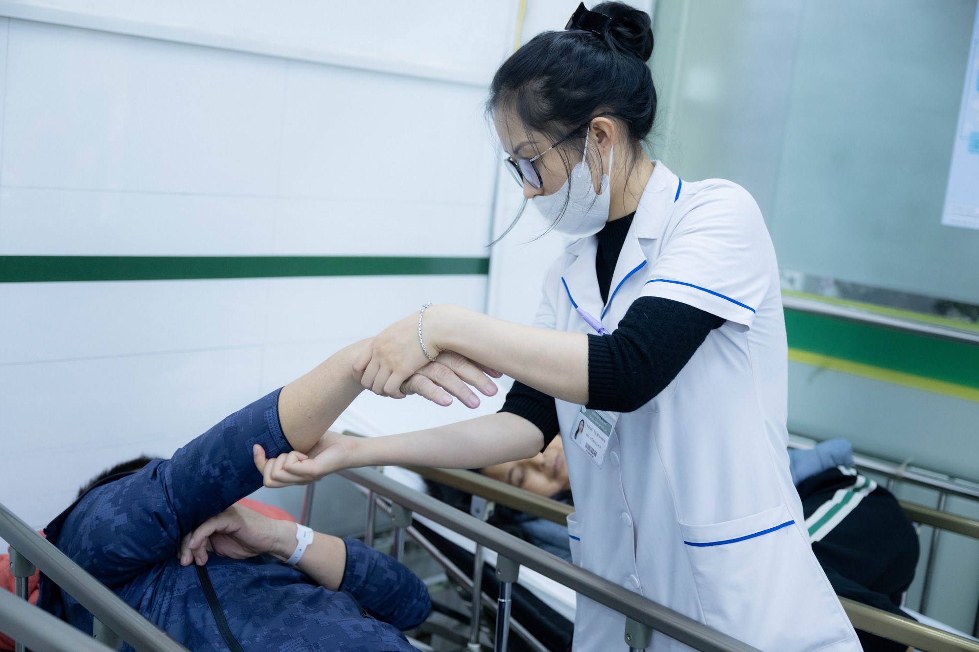 Trung t&acirc;m Cấp cứu A9, Bệnh viện Bạch Mai những ng&agrave;y qua: 80 nh&acirc;n vi&ecirc;n căng m&igrave;nh cứu sống bệnh nh&acirc;n, bỏ qu&ecirc;n c&aacute;i Tết ở ph&iacute;a sau- Ảnh 8.