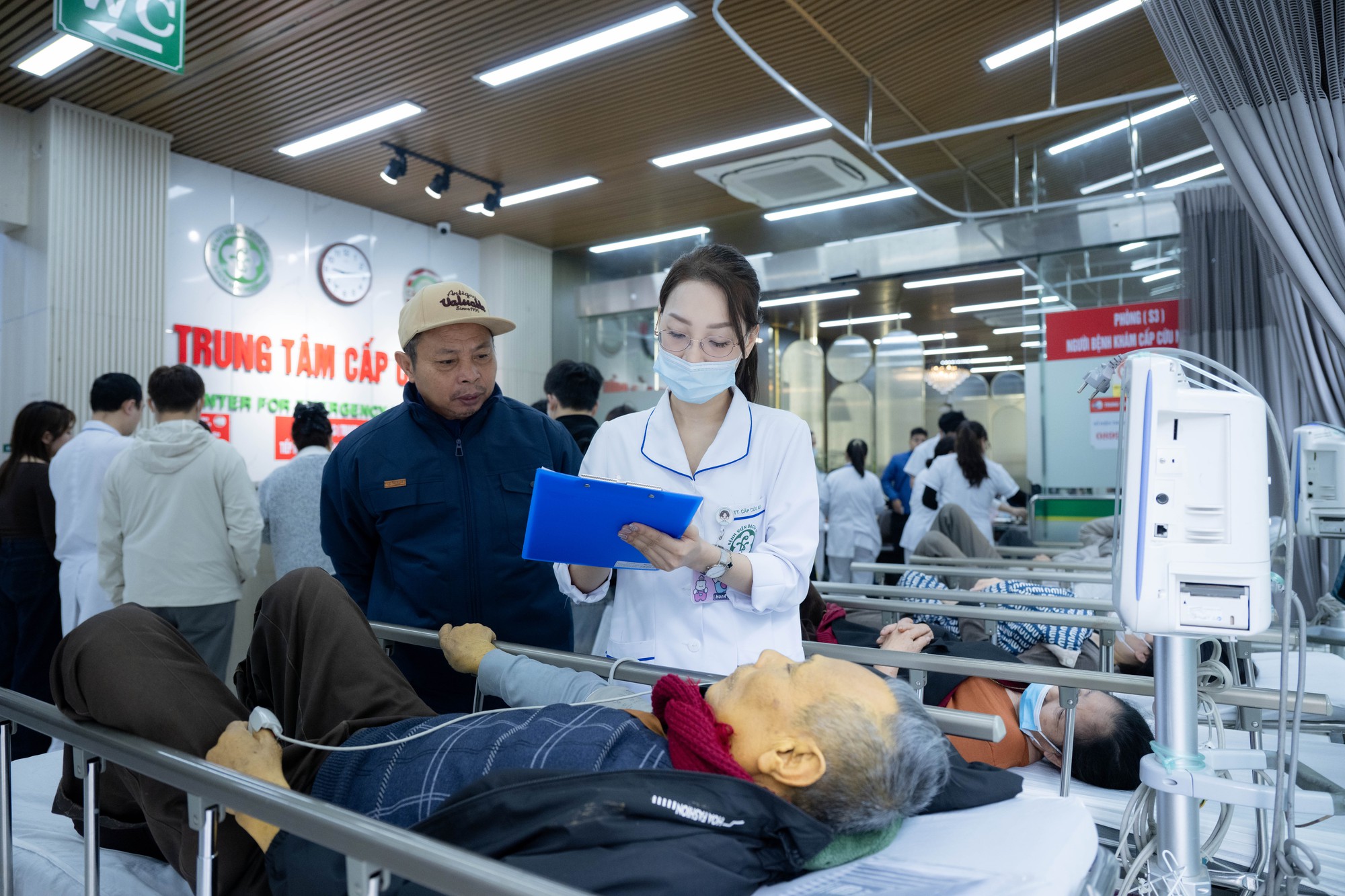 Trung t&acirc;m Cấp cứu A9, Bệnh viện Bạch Mai những ng&agrave;y qua: 80 nh&acirc;n vi&ecirc;n căng m&igrave;nh cứu sống bệnh nh&acirc;n, bỏ qu&ecirc;n c&aacute;i Tết ở ph&iacute;a sau- Ảnh 9.