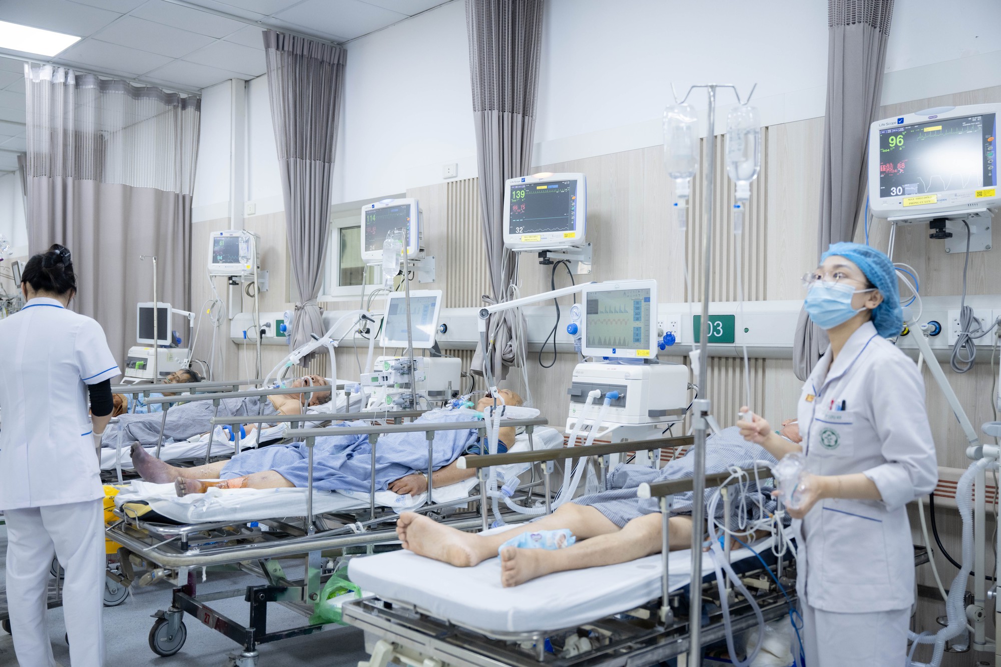 Trung t&acirc;m Cấp cứu A9, Bệnh viện Bạch Mai những ng&agrave;y qua: 80 nh&acirc;n vi&ecirc;n căng m&igrave;nh cứu sống bệnh nh&acirc;n, bỏ qu&ecirc;n c&aacute;i Tết ở ph&iacute;a sau- Ảnh 5.