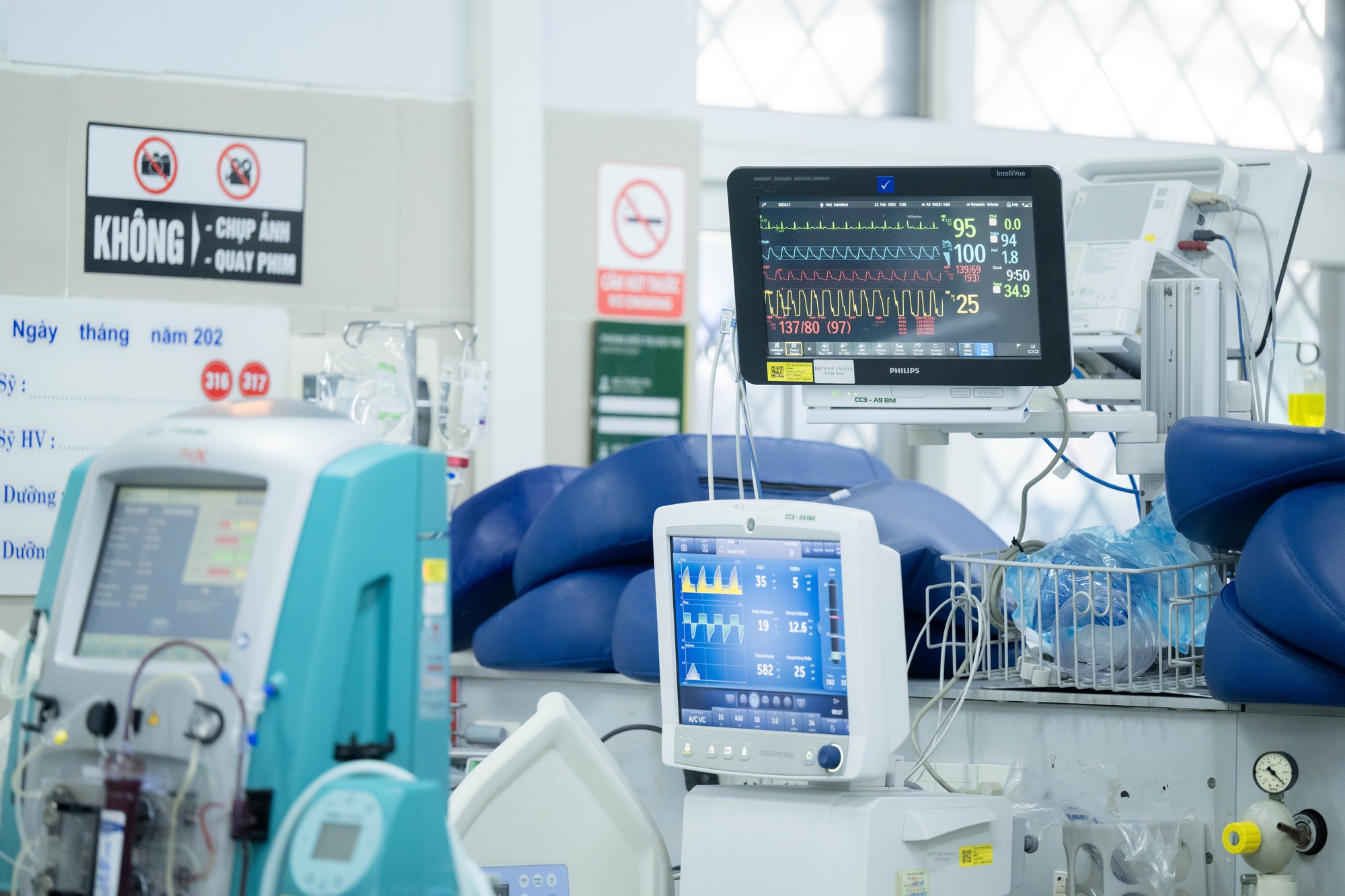 Trung t&acirc;m Cấp cứu A9, Bệnh viện Bạch Mai những ng&agrave;y qua: 80 nh&acirc;n vi&ecirc;n căng m&igrave;nh cứu sống bệnh nh&acirc;n, bỏ qu&ecirc;n c&aacute;i Tết ở ph&iacute;a sau- Ảnh 14.