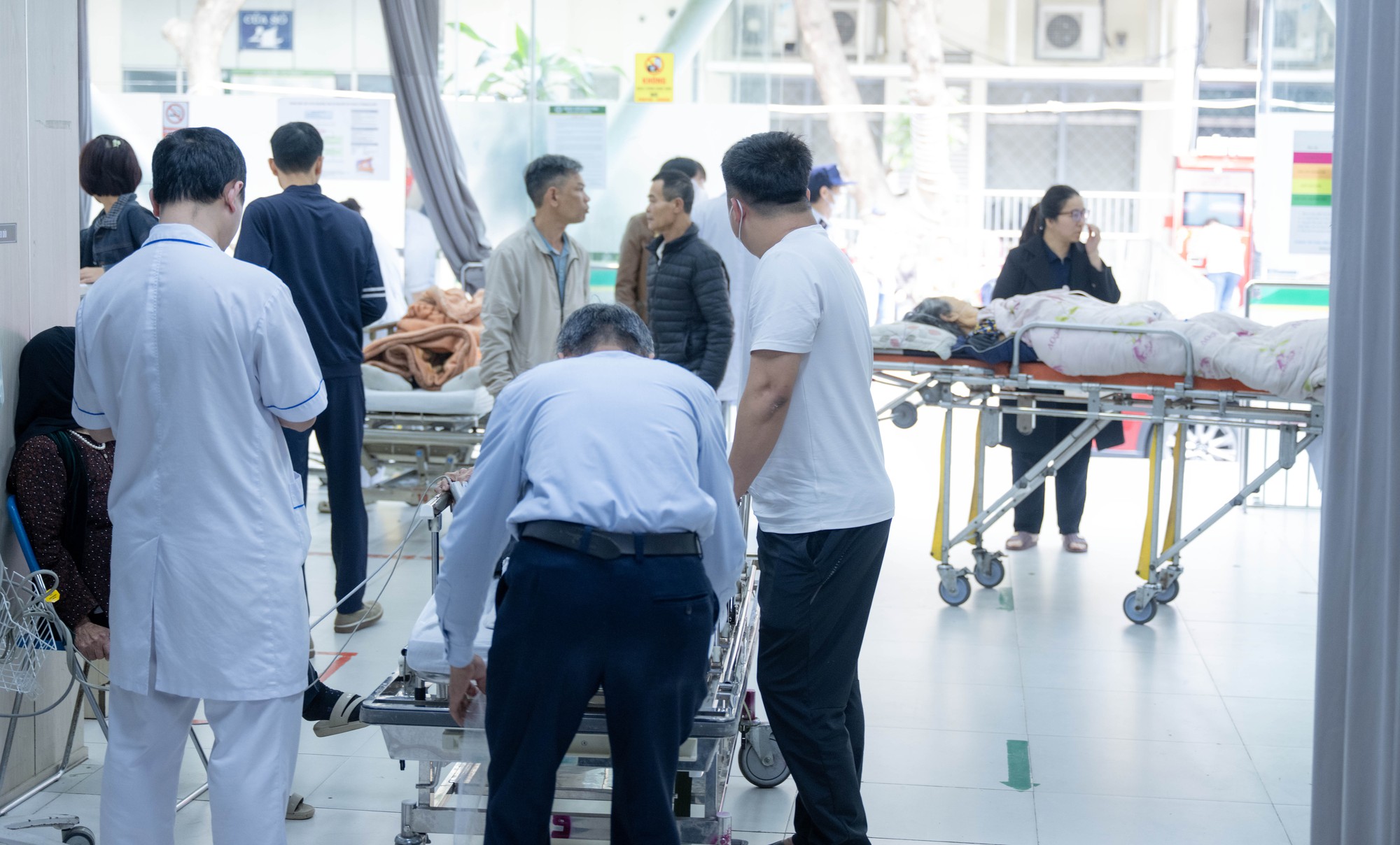 Trung t&acirc;m Cấp cứu A9, Bệnh viện Bạch Mai những ng&agrave;y qua: 80 nh&acirc;n vi&ecirc;n căng m&igrave;nh cứu sống bệnh nh&acirc;n, bỏ qu&ecirc;n c&aacute;i Tết ở ph&iacute;a sau- Ảnh 3.