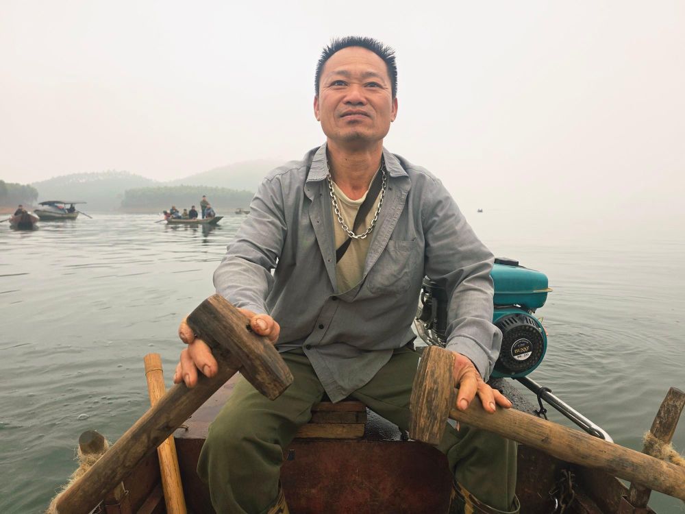 &Aacute;m ảnh tiếng va chạm x&eacute; toạc m&agrave;n đ&ecirc;m, người đ&agrave;n &ocirc;ng lao ra hồ Th&aacute;c B&agrave; cứu 6 người vụ lật t&agrave;u sau tiếng k&ecirc;u cứu &ldquo;Ối giời ơi&hellip;&rdquo;- Ảnh 1.