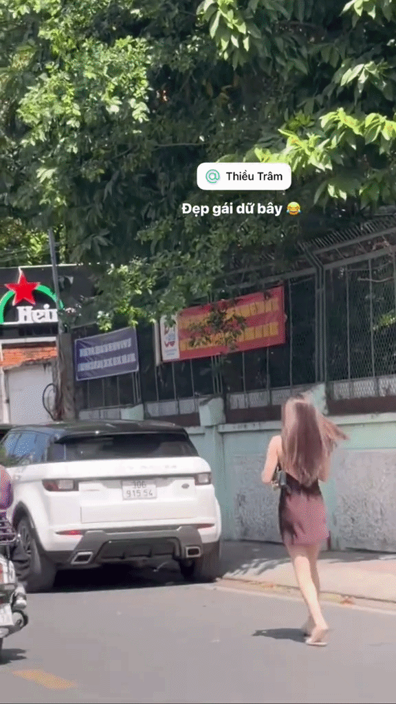 Mỹ nh&acirc;n quay lưng bước đi để lộ suối t&oacute;c dưới nắng, netizen khen hết lời- Ảnh 1.