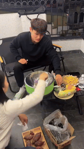 Vợ chồng Duy Mạnh đ&oacute;n d&agrave;n tuyển thủ thăm nh&agrave; mới 5 tầng mặt phố cổ, style của tiểu thư Quỳnh Anh g&acirc;y ch&uacute; &yacute;- Ảnh 3.