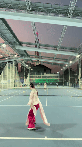 Ai như Lương Thuỳ Linh không, diện áo dài chơi tennis khoe đôi chân dài 1m22- Ảnh 1.