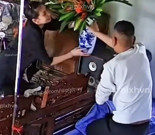 Đoạn video đang khiến cư d&acirc;n mạng Việt Nam "b&ugrave;ng nổ": Bố mẹ cư xử thế n&agrave;y, bảo sao gia đ&igrave;nh hạnh ph&uacute;c!- Ảnh 2.