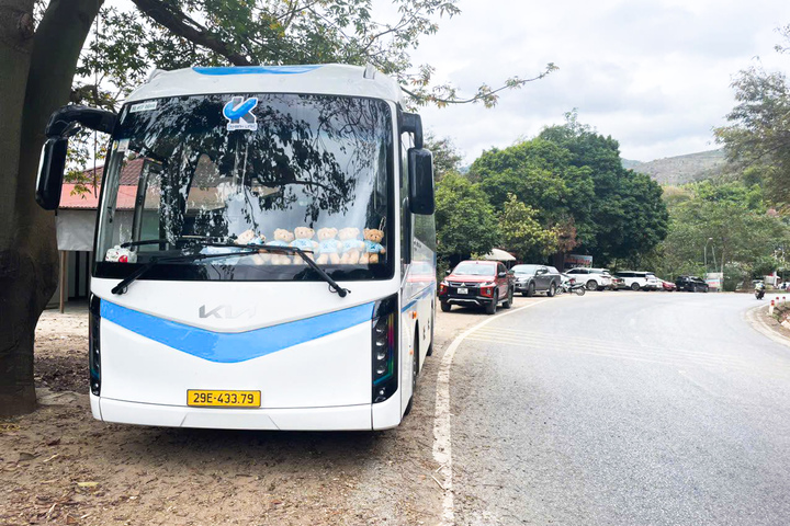 Bức x&uacute;c xe kh&aacute;ch chắn cửa nh&agrave;, người đ&agrave;n &ocirc;ng lao l&ecirc;n cabin h&agrave;nh hung t&agrave;i xế- Ảnh 2.