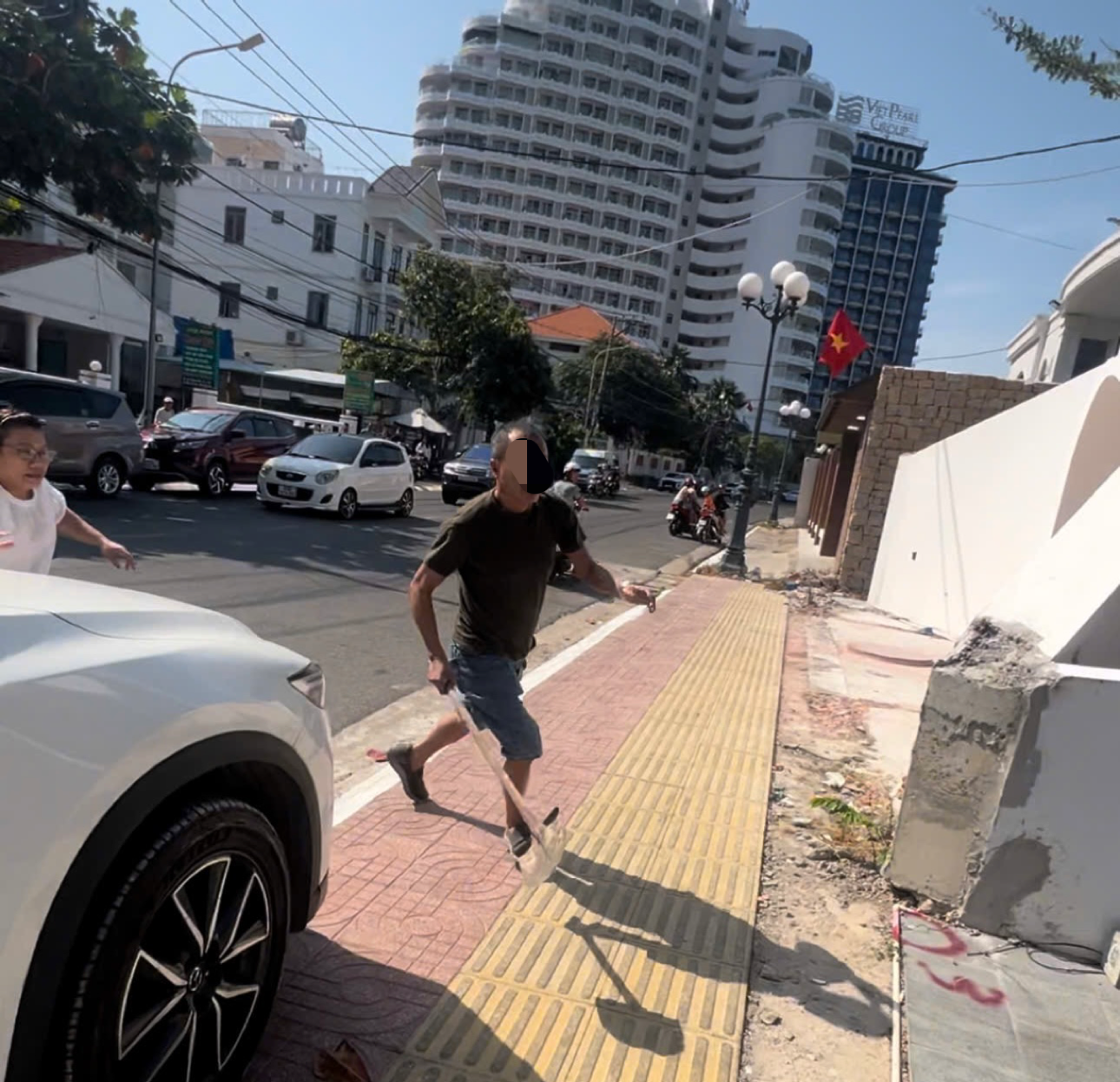 Chủ qu&aacute;n c&ugrave;ng hai người th&acirc;n bị triệu tập v&igrave; đuổi đ&aacute;nh nh&oacute;m du kh&aacute;ch ở Vũng T&agrave;u- Ảnh 1.