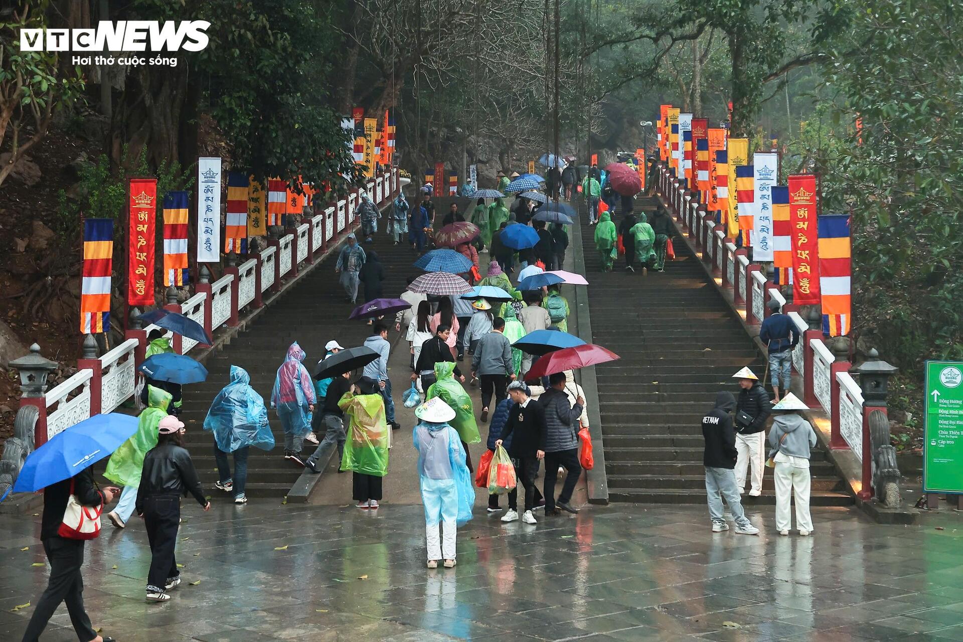 Mưa xu&acirc;n nặng hạt, h&agrave;ng vạn người vẫn đội mưa trẩy hội Ch&ugrave;a Hương- Ảnh 12.