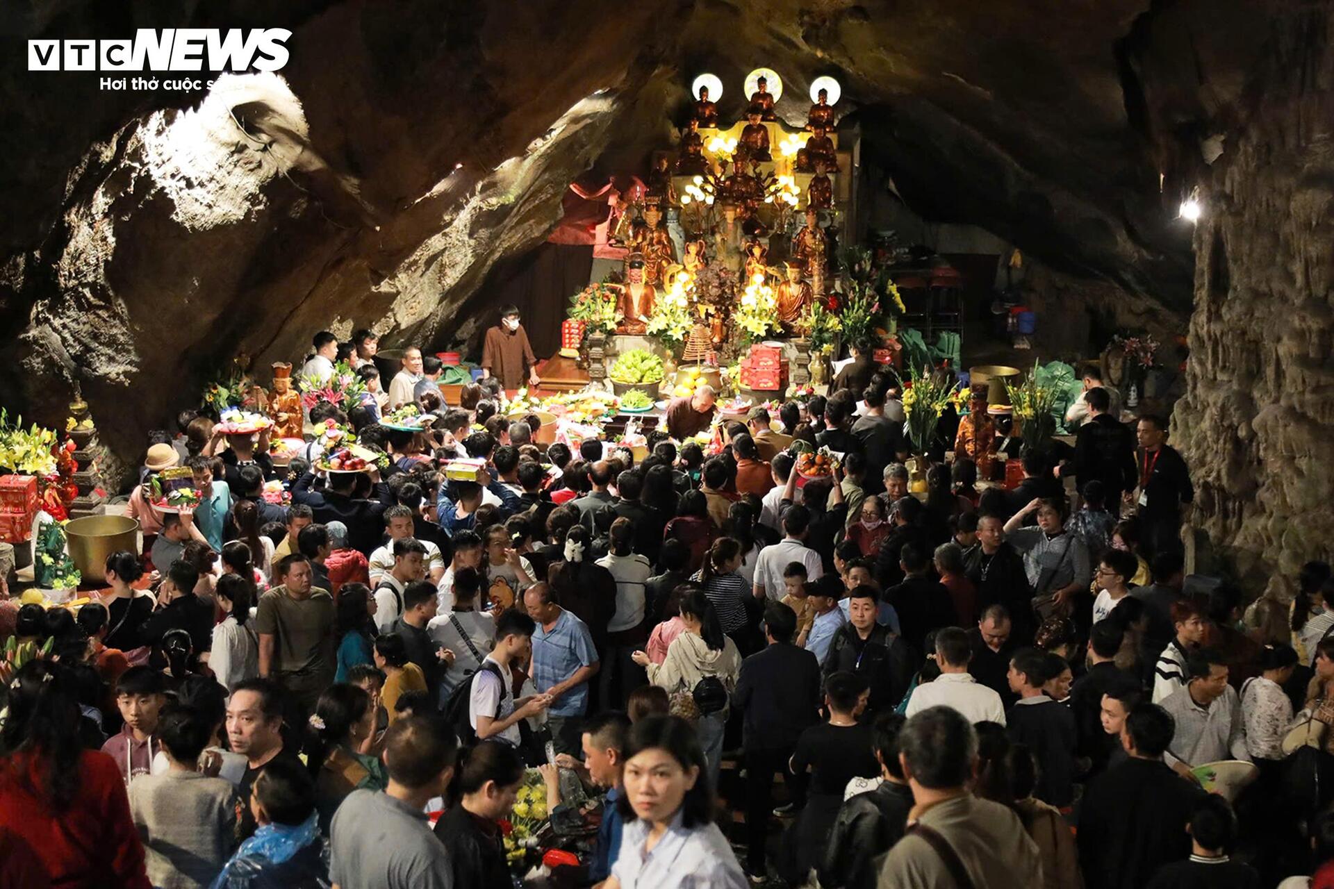 Mưa xu&acirc;n nặng hạt, h&agrave;ng vạn người vẫn đội mưa trẩy hội Ch&ugrave;a Hương- Ảnh 10.