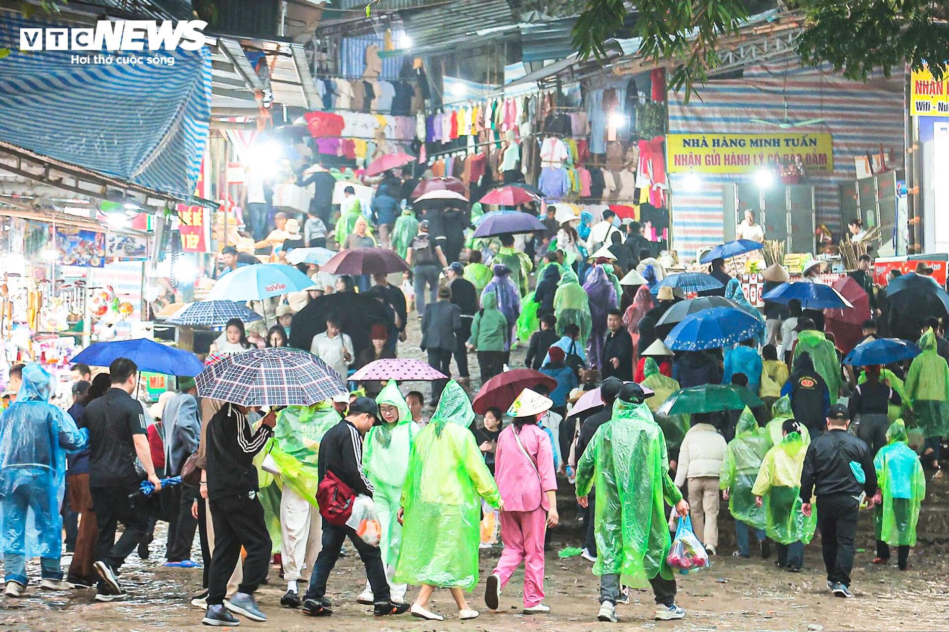 Mưa xu&acirc;n nặng hạt, h&agrave;ng vạn người vẫn đội mưa trẩy hội Ch&ugrave;a Hương- Ảnh 2.