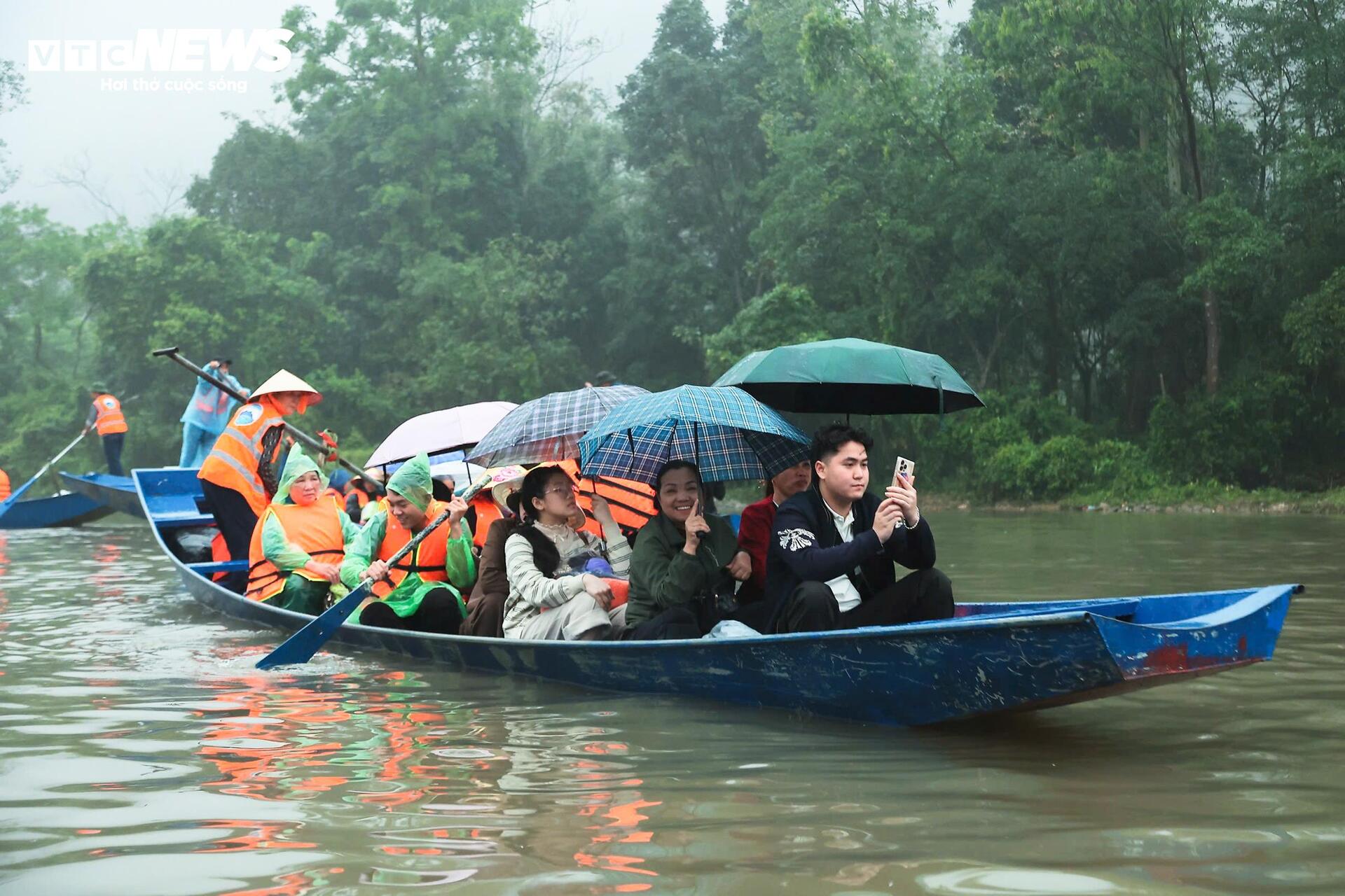 Mưa xu&acirc;n nặng hạt, h&agrave;ng vạn người vẫn đội mưa trẩy hội Ch&ugrave;a Hương- Ảnh 3.