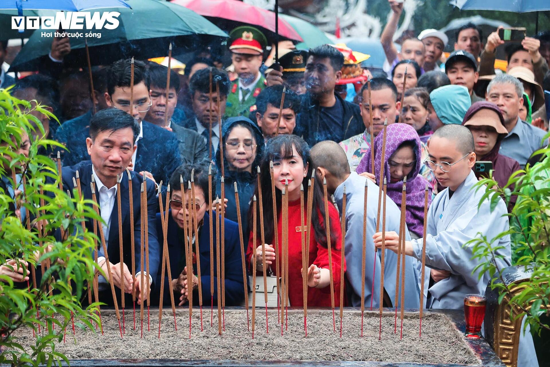 Mưa xu&acirc;n nặng hạt, h&agrave;ng vạn người vẫn đội mưa trẩy hội Ch&ugrave;a Hương- Ảnh 4.