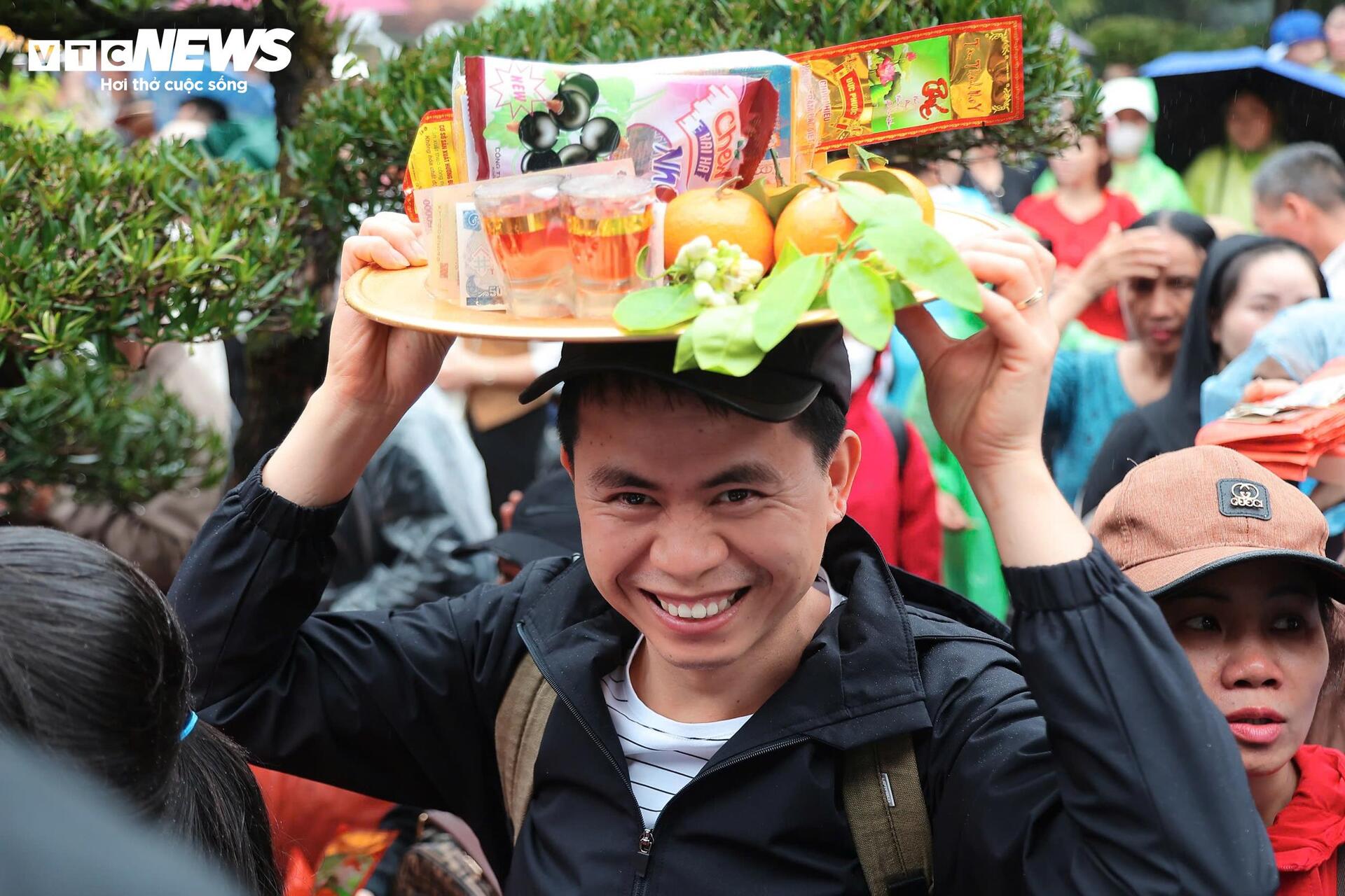 Mưa xu&acirc;n nặng hạt, h&agrave;ng vạn người vẫn đội mưa trẩy hội Ch&ugrave;a Hương- Ảnh 8.