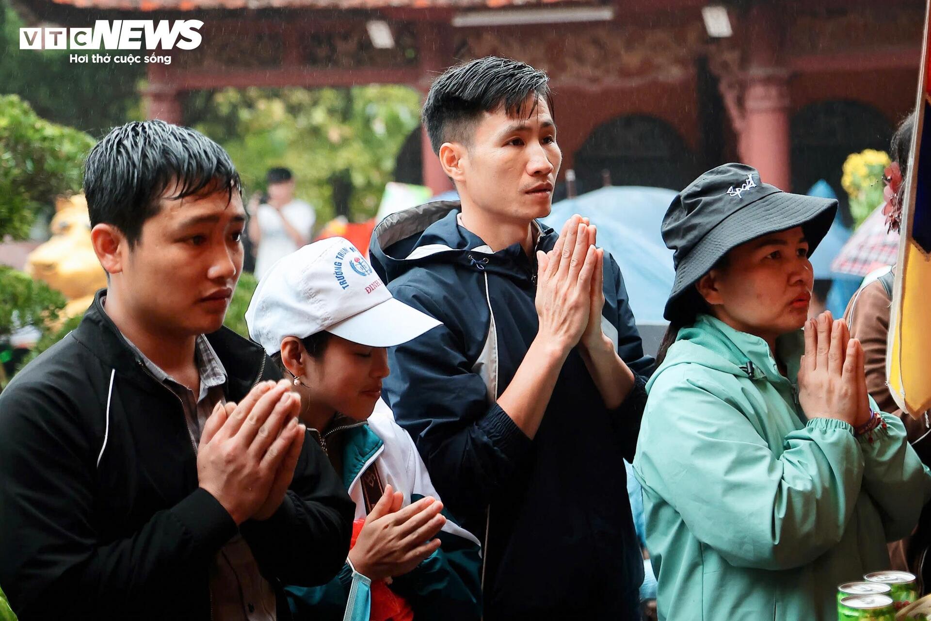 Mưa xu&acirc;n nặng hạt, h&agrave;ng vạn người vẫn đội mưa trẩy hội Ch&ugrave;a Hương- Ảnh 5.