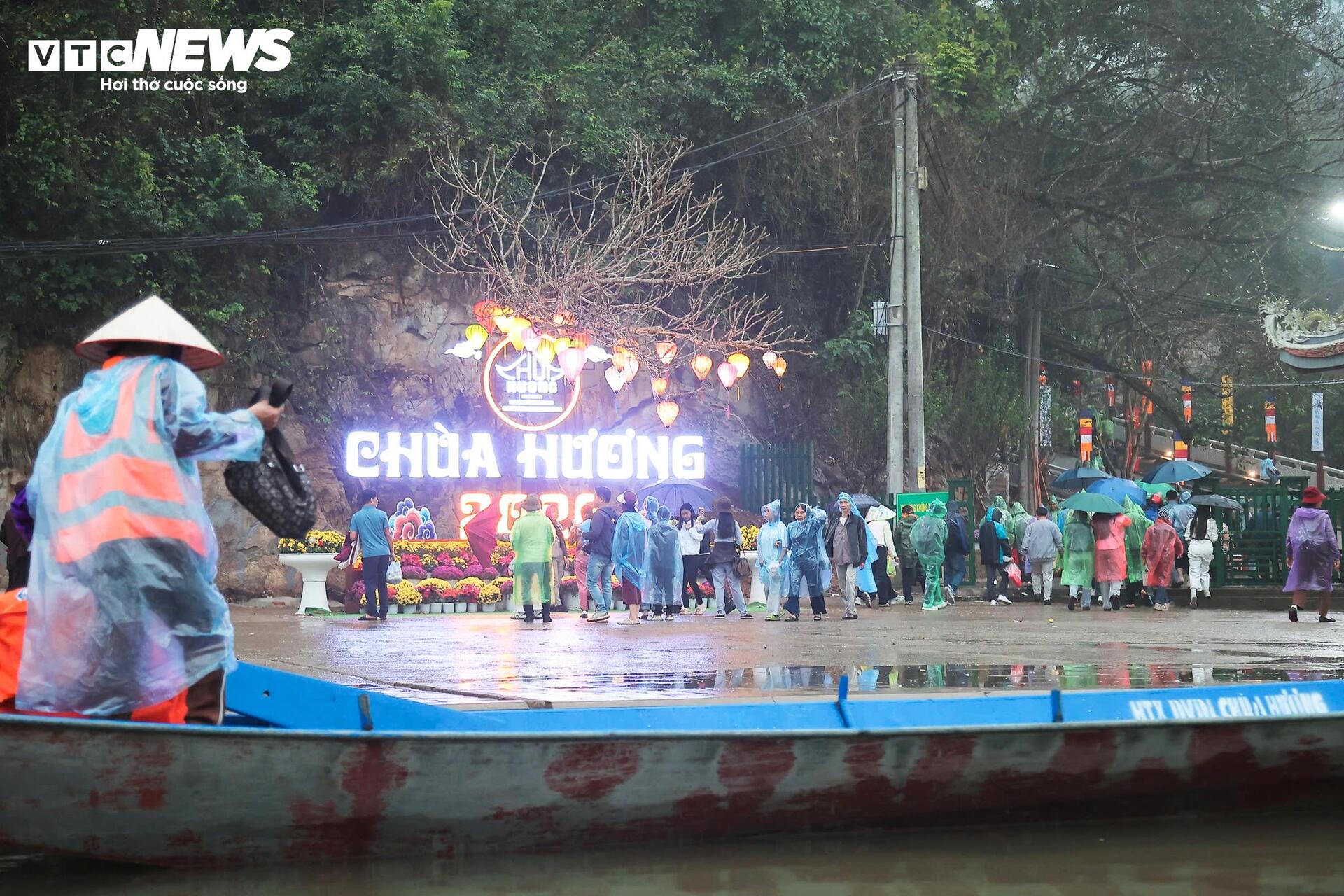 Mưa xu&acirc;n nặng hạt, h&agrave;ng vạn người vẫn đội mưa trẩy hội Ch&ugrave;a Hương- Ảnh 6.