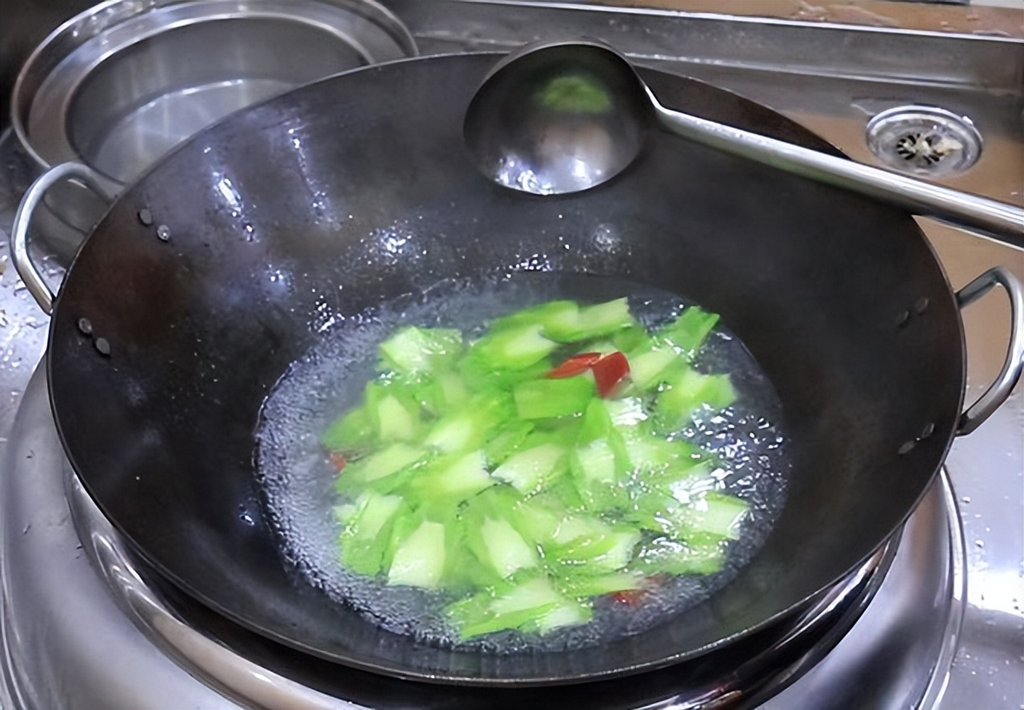 4 năm không ăn dầu mỡ, kết quả khám sức khỏe của người phụ nữ 57 tuổi khiến bác sĩ bất ngờ- Ảnh 2. 4 năm không ăn dầu mỡ, kết quả khám sức khỏe của người phụ nữ 57 tuổi khiến bác sĩ bất ngờ- Ảnh 2.