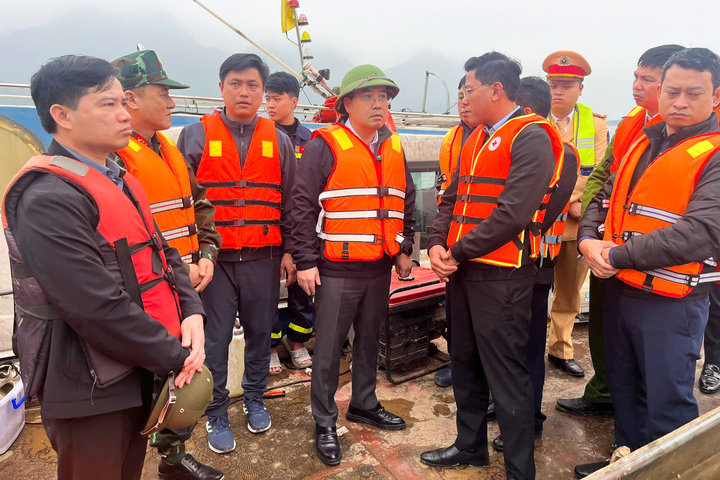 Lao xuống hồ Th&aacute;c B&agrave; giữa đ&ecirc;m, người đ&agrave;n &ocirc;ng cứu 6 người trong vụ ch&igrave;m t&agrave;u ở L&agrave;o Cai- Ảnh 3.