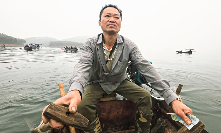 Lao xuống hồ Th&aacute;c B&agrave; giữa đ&ecirc;m, người đ&agrave;n &ocirc;ng cứu 6 người trong vụ ch&igrave;m t&agrave;u ở L&agrave;o Cai- Ảnh 1.