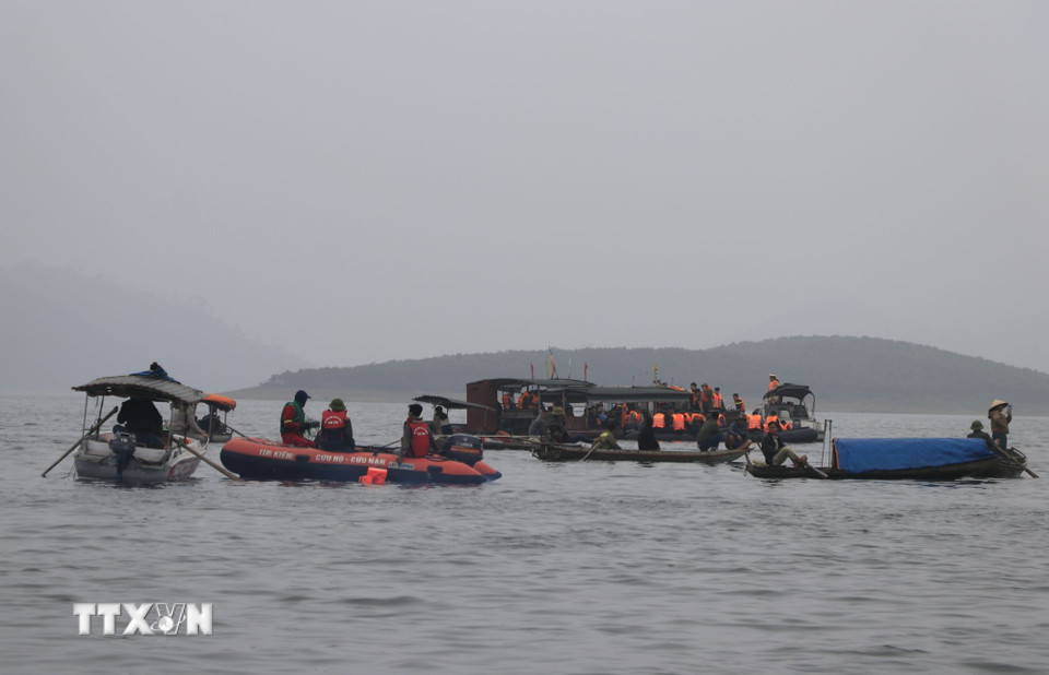 Người đầu ti&ecirc;n ph&aacute;t hiện vụ lật t&agrave;u ở hồ Th&aacute;c B&agrave;: "T&ocirc;i thấy 1 người phụ nữ &ocirc;m chặt 2 đứa trẻ"- Ảnh 2.